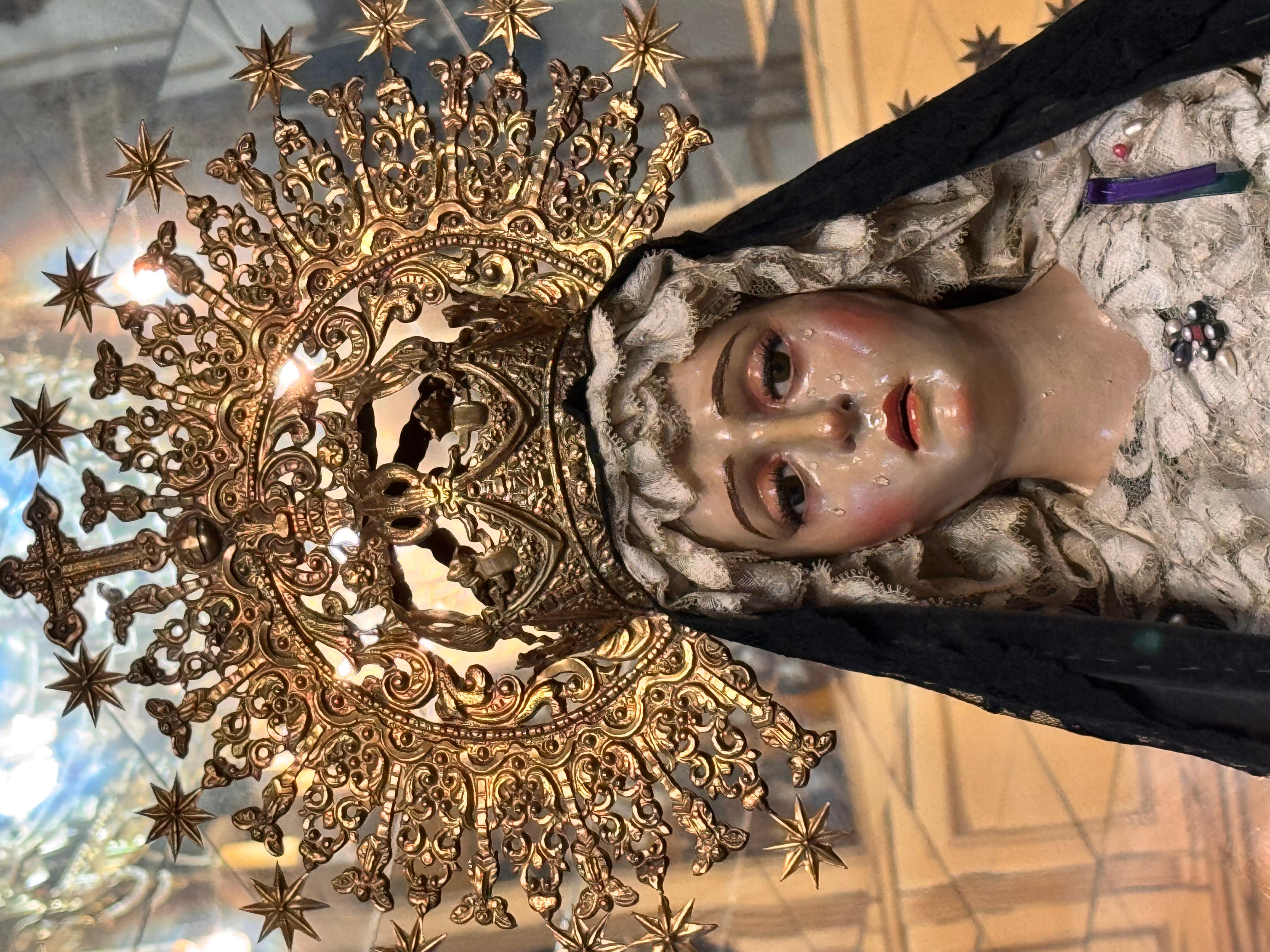 Argento Vergine Addolorata spagnola in legno policromo con corona d'argento, XIX secolo in vendita