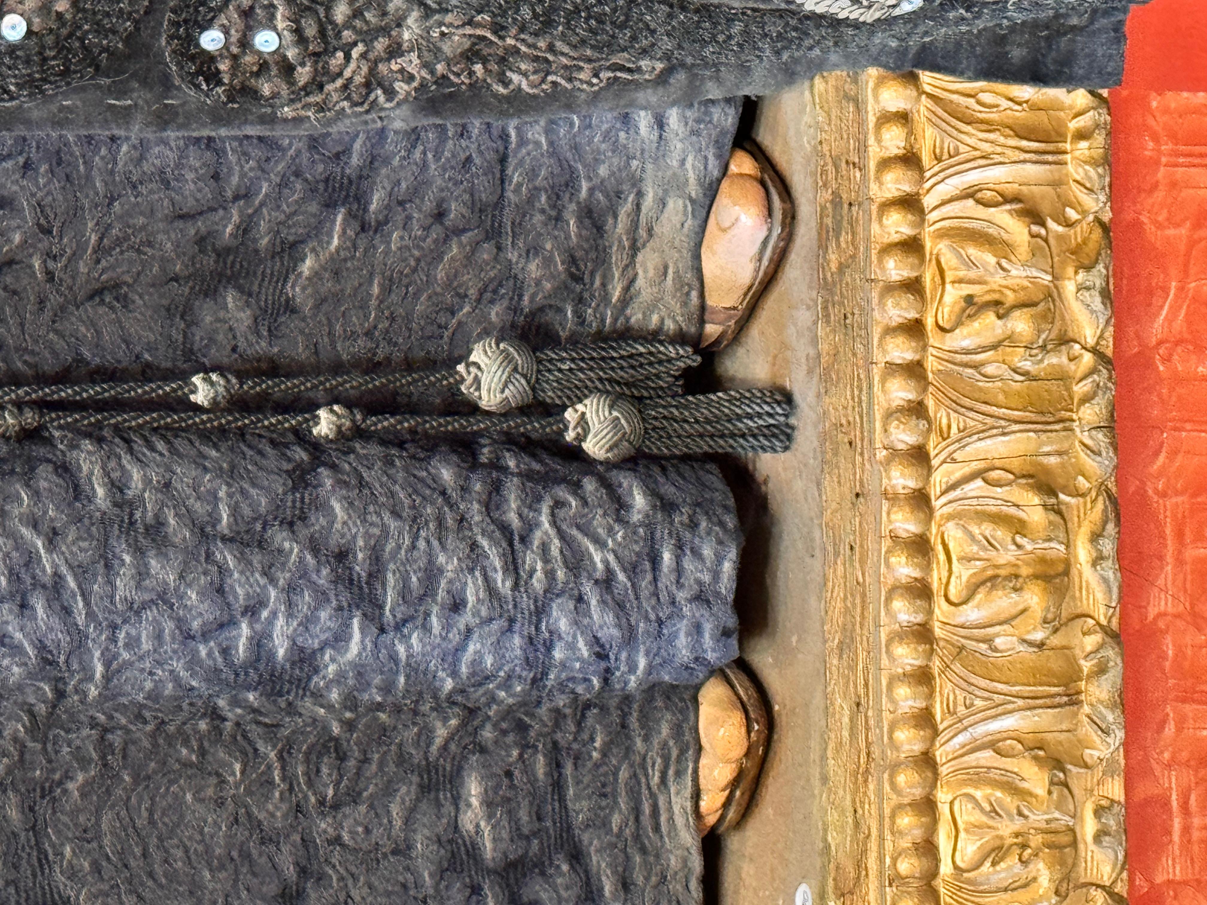 Vergine Addolorata spagnola in legno policromo con corona d'argento, XIX secolo in vendita 1