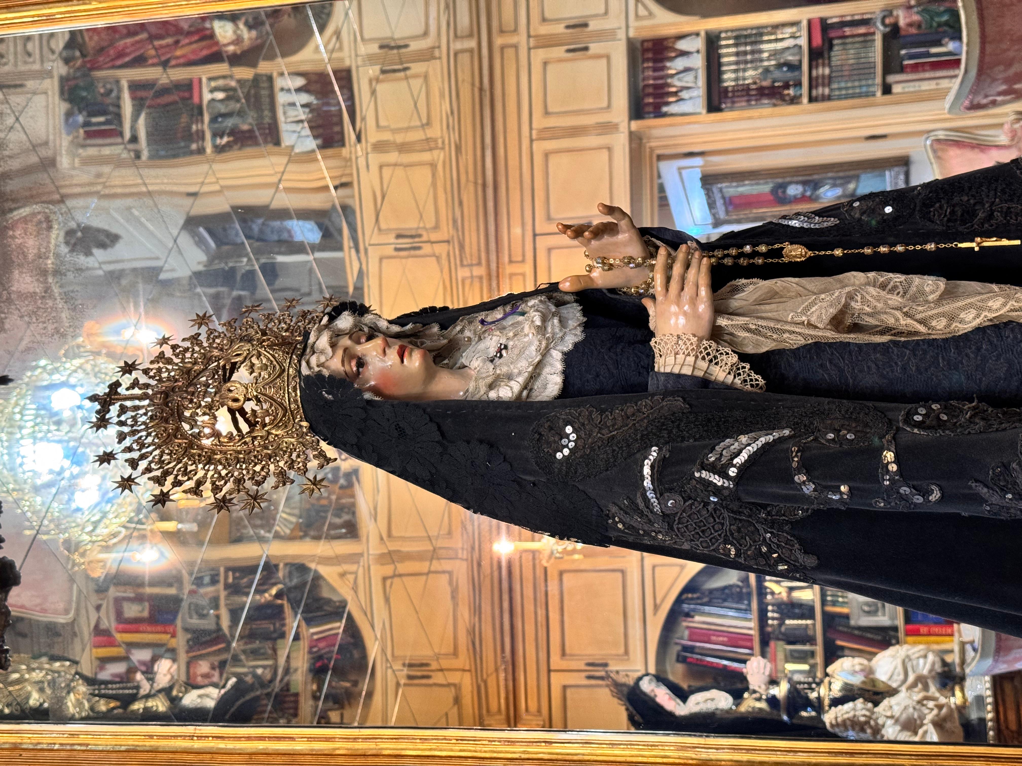 Vergine Addolorata spagnola in legno policromo con corona d'argento, XIX secolo in vendita 2