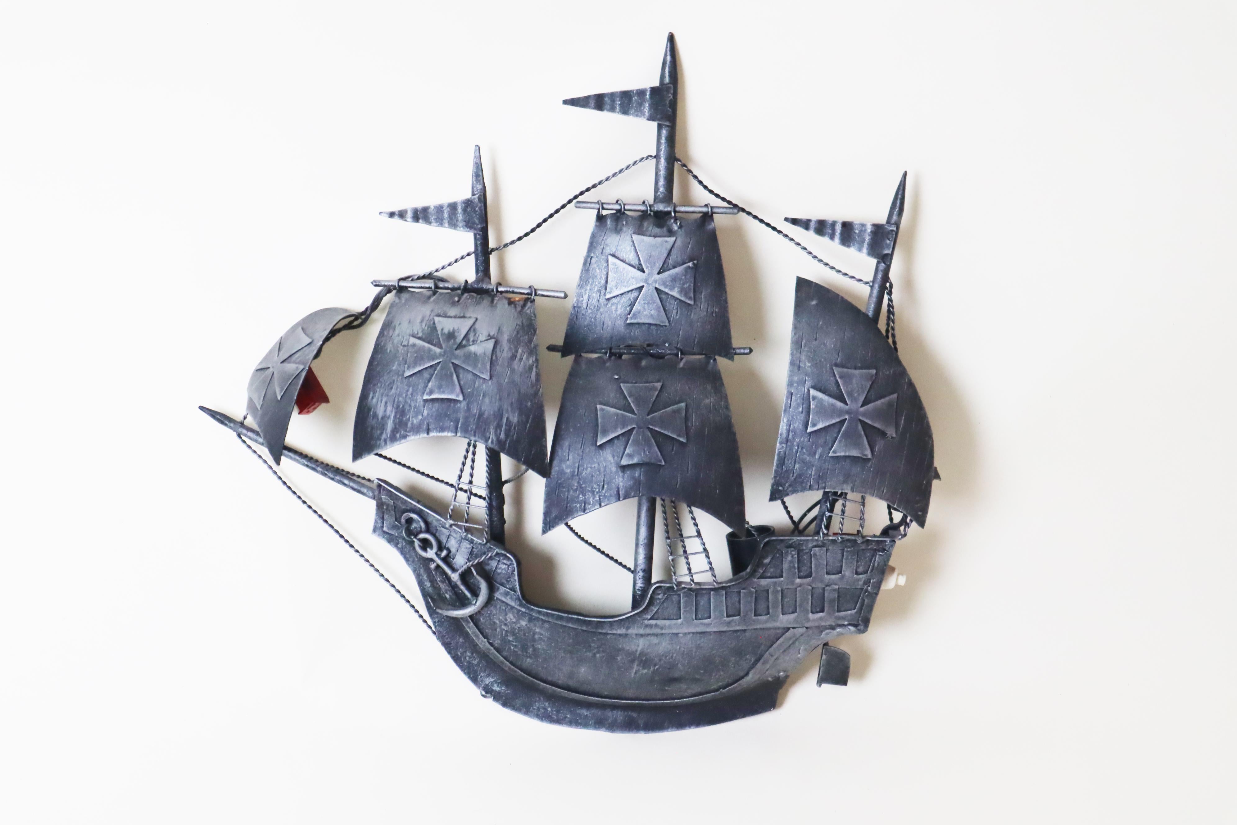 Este precioso aplique artesanal es un complemento perfecto para tu hogar. Representa el galeón español Santa María, el mismo barco en el que navegó Cristóbal Colón cuando zarpó hacia América. ¡Me hace mucha ilusión hablarte del barco! Está ricamente