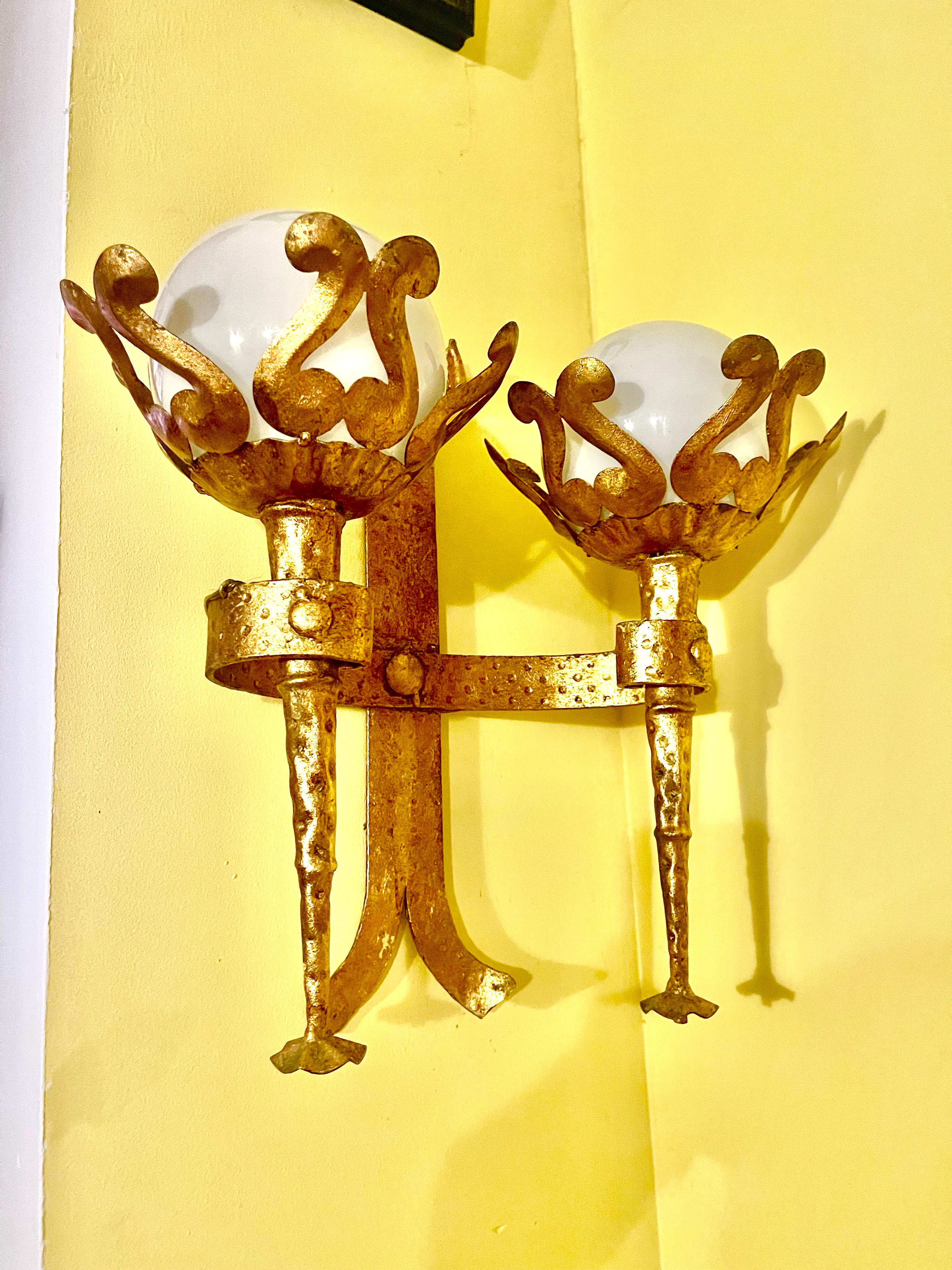 Applique spagnola in ferro dorato con globi in vetro lattimo, 1950 in vendita 3