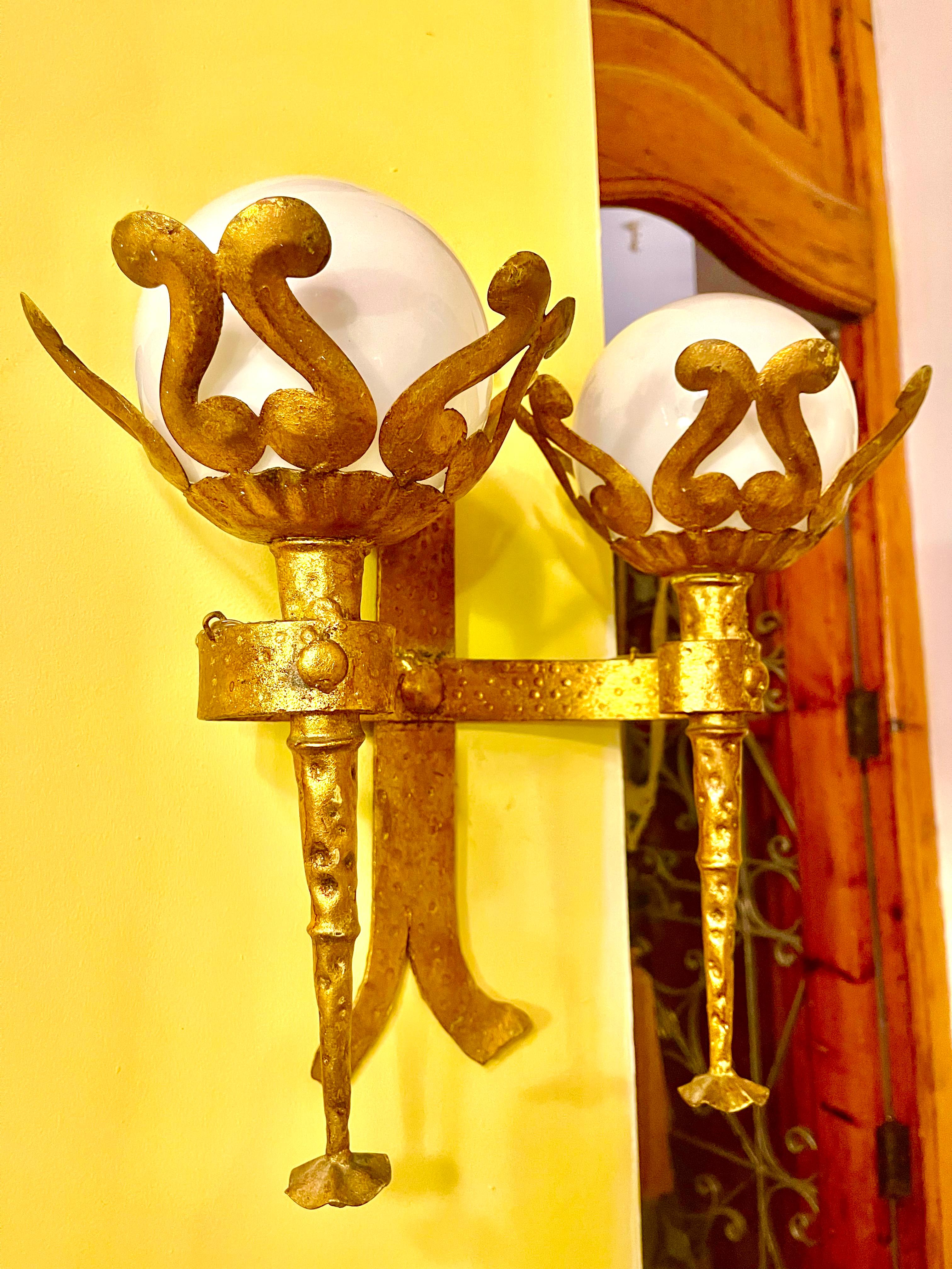 Mid-Century moderno Applique spagnola in ferro dorato con globi in vetro lattimo, 1950 in vendita