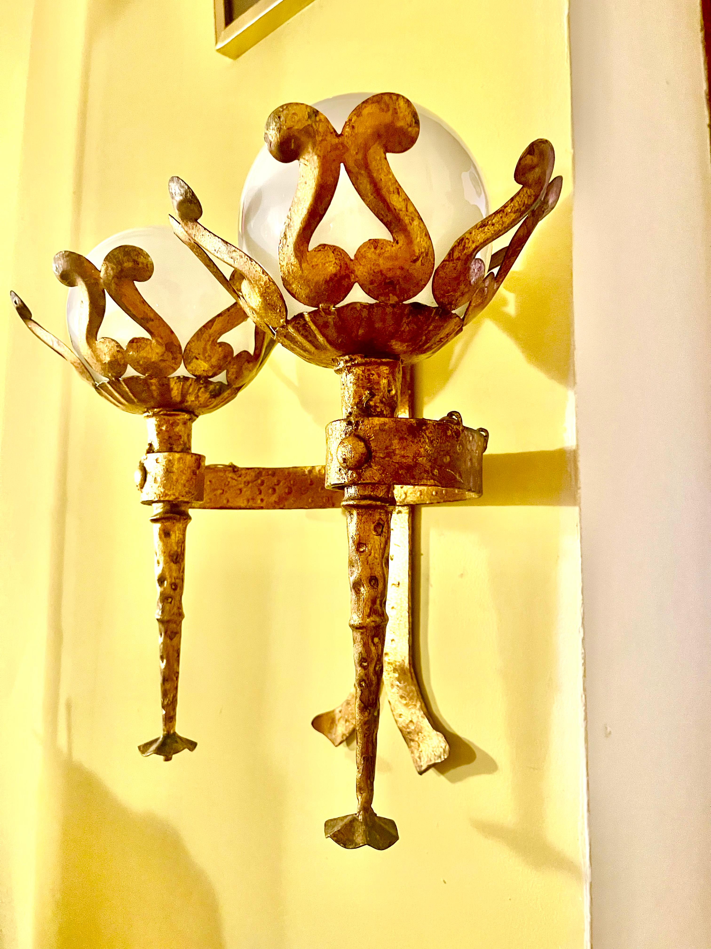 Dorato Applique spagnola in ferro dorato con globi in vetro lattimo, 1950 in vendita