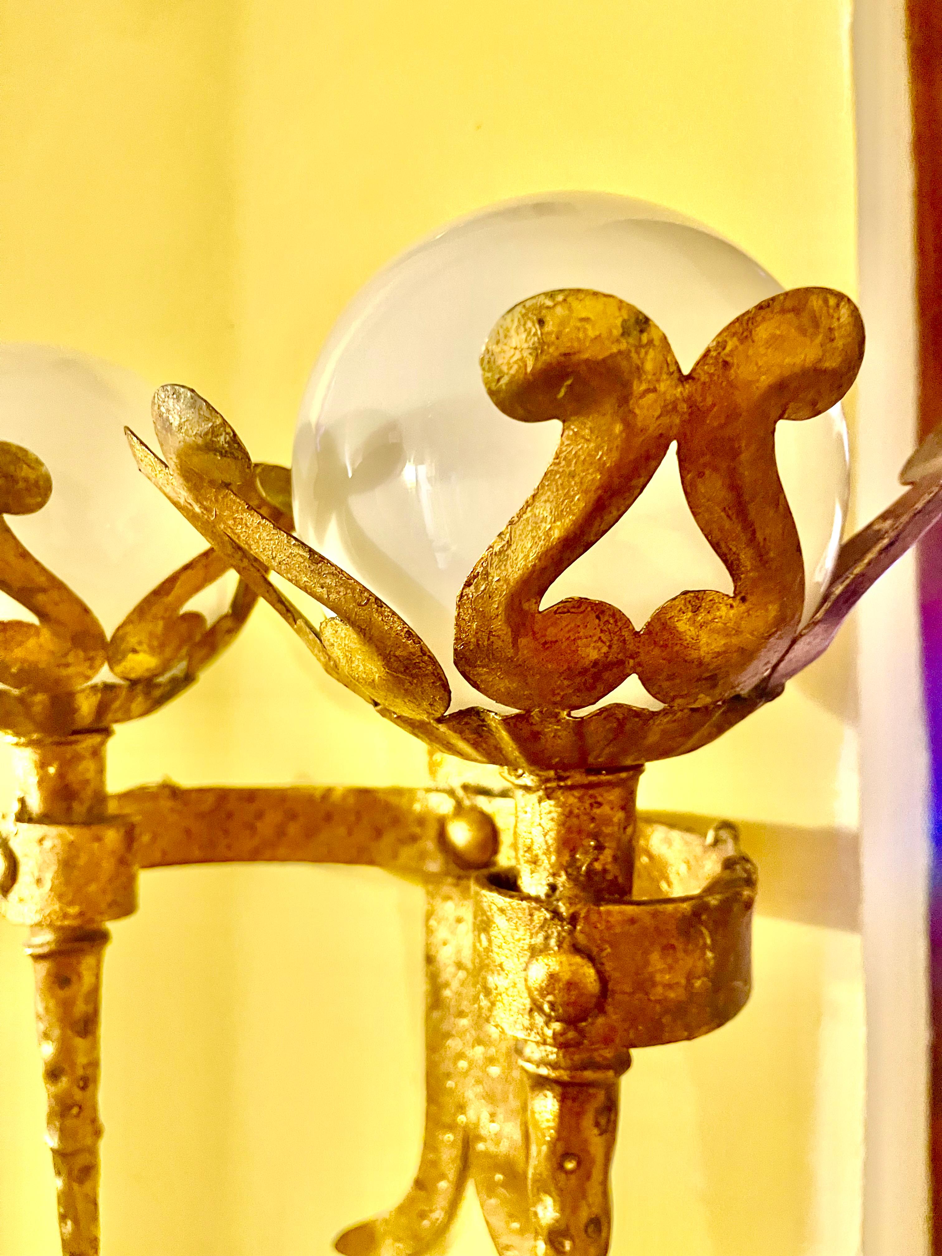 Metà XX secolo Applique spagnola in ferro dorato con globi in vetro lattimo, 1950 in vendita