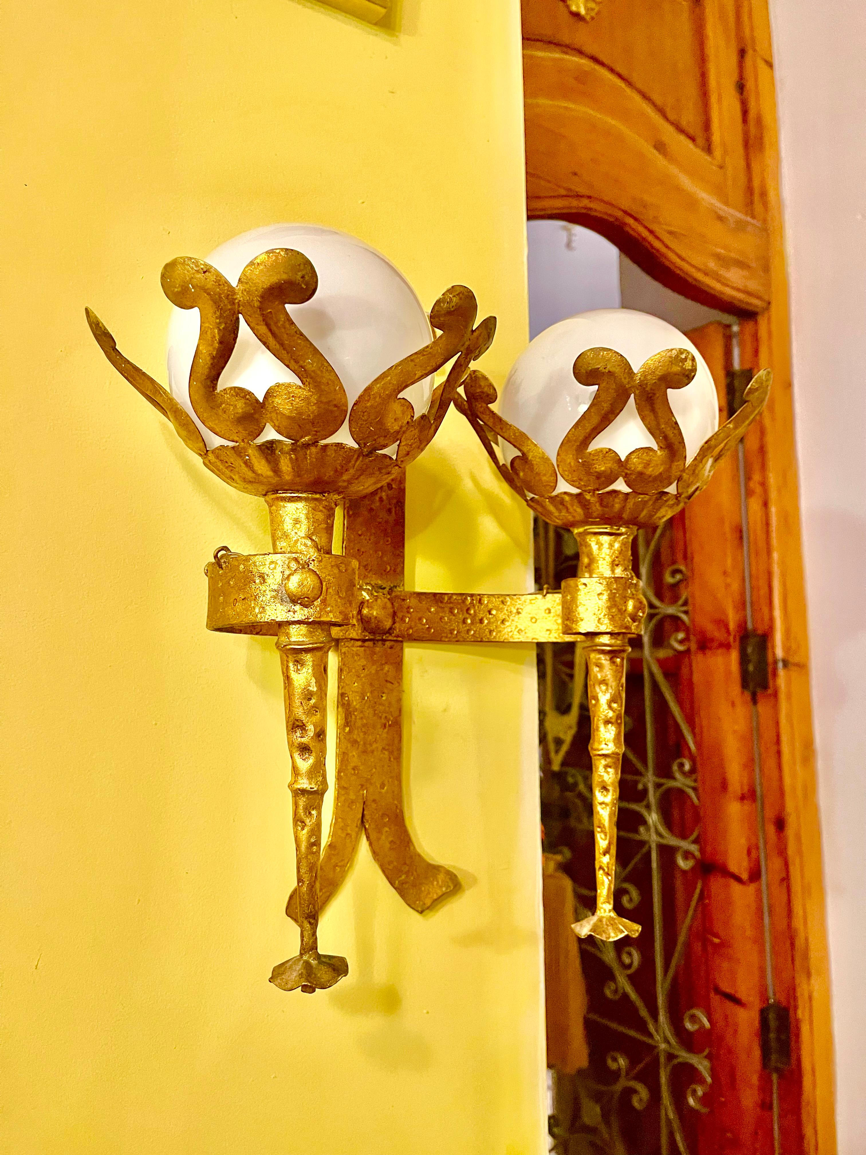 Applique spagnola in ferro dorato con globi in vetro lattimo, 1950 in vendita 1