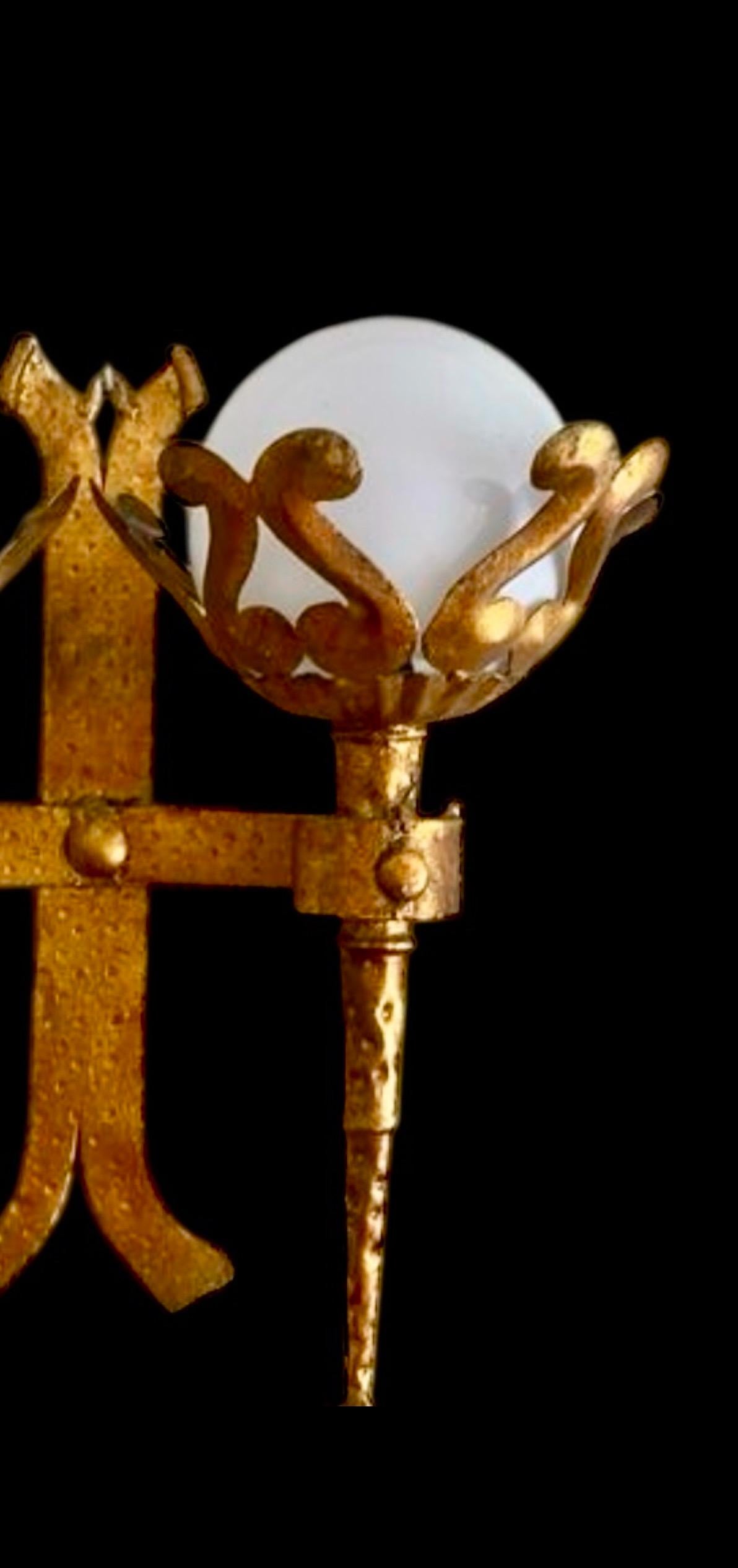 Vetro opalino Applique spagnola in ferro dorato con globi in vetro lattimo, 1950 in vendita