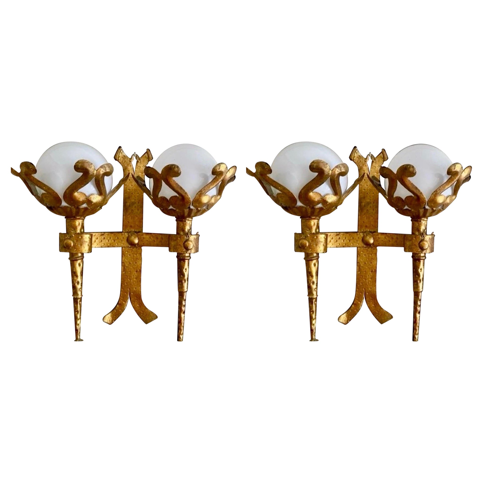 Applique spagnola in ferro dorato con globi in vetro lattimo, 1950 in vendita