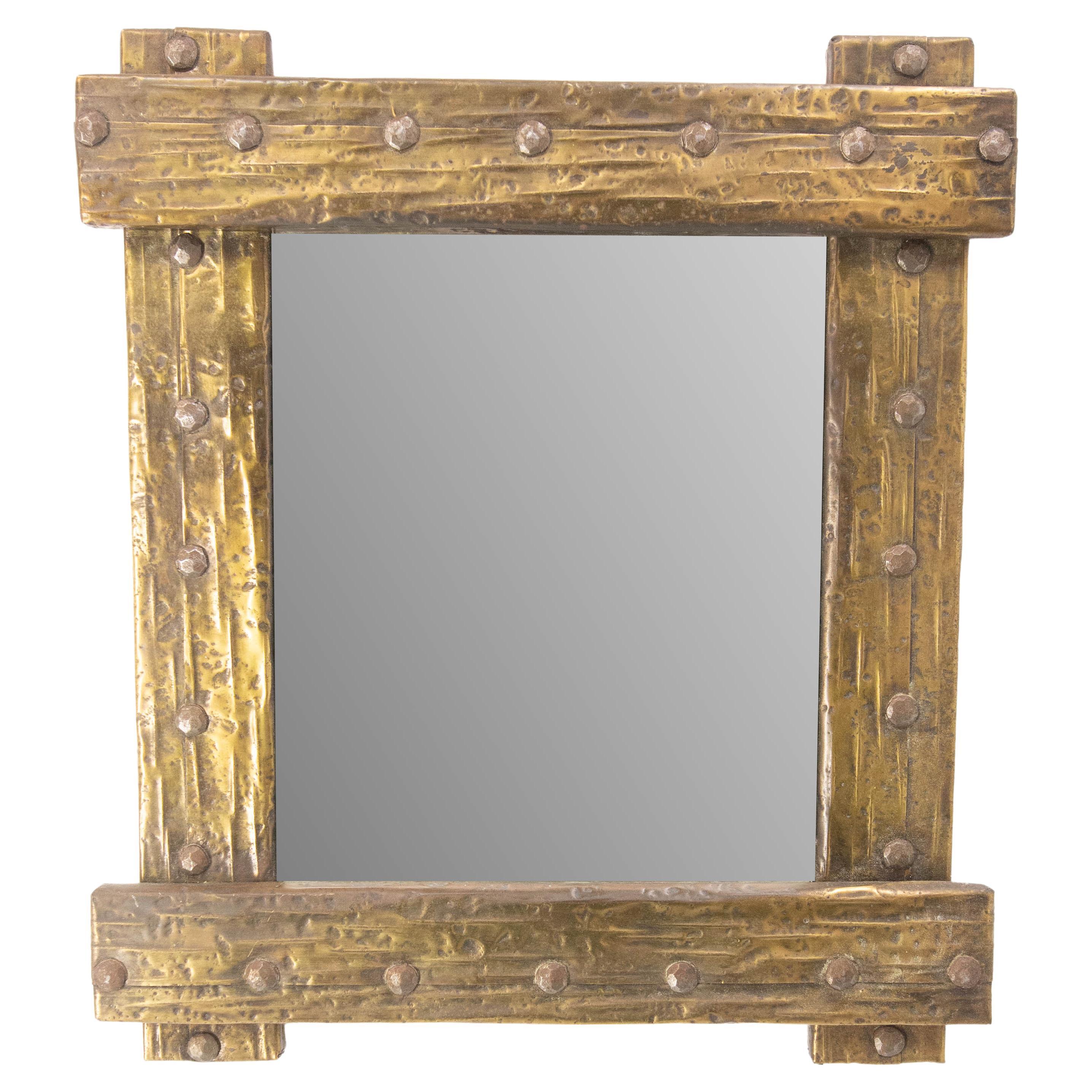 Midcentury spanish mirror made circa 1960.
The frame is made of laminated sheets of brass  worked to resemble rustic wood planks.
Wrought iron hammered stoods.
Good vintage condition.

Shipping:
4.5 / 43.5 / 50 cm 3.5 kg
