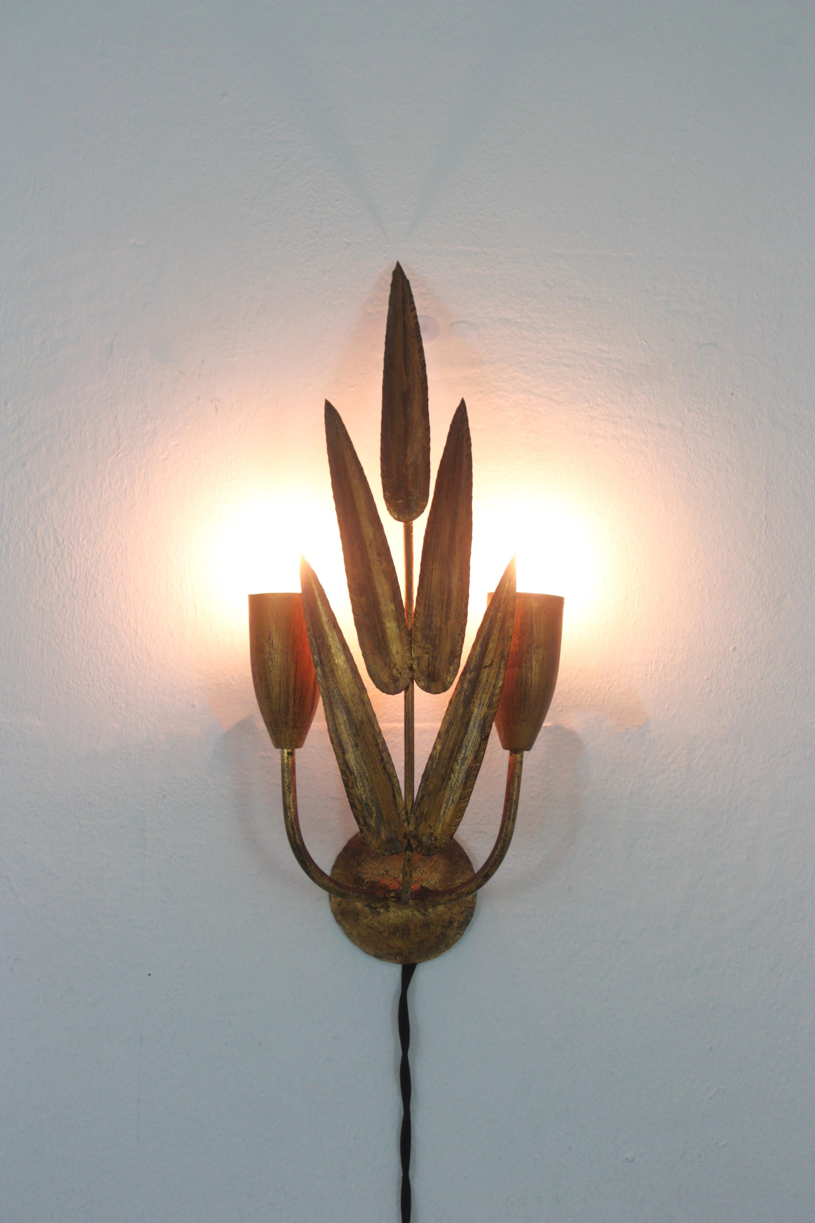 Spanish Wall Sconce with Foliage Design, Gilt Iron For Sale 4