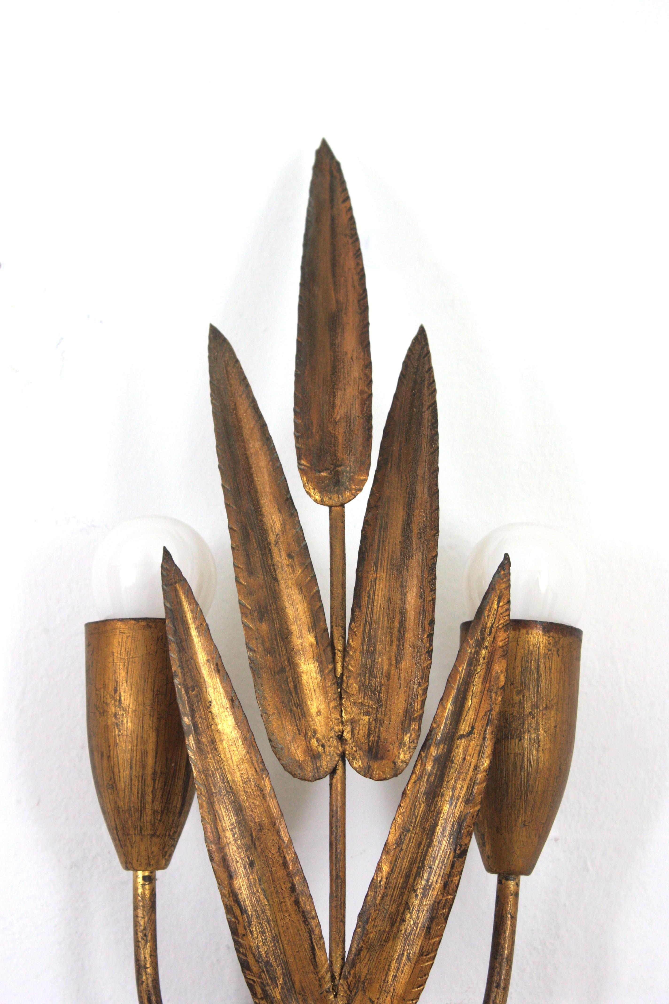 Spanish Wall Sconce with Foliage Design, Gilt Iron In Good Condition For Sale In Barcelona, ES