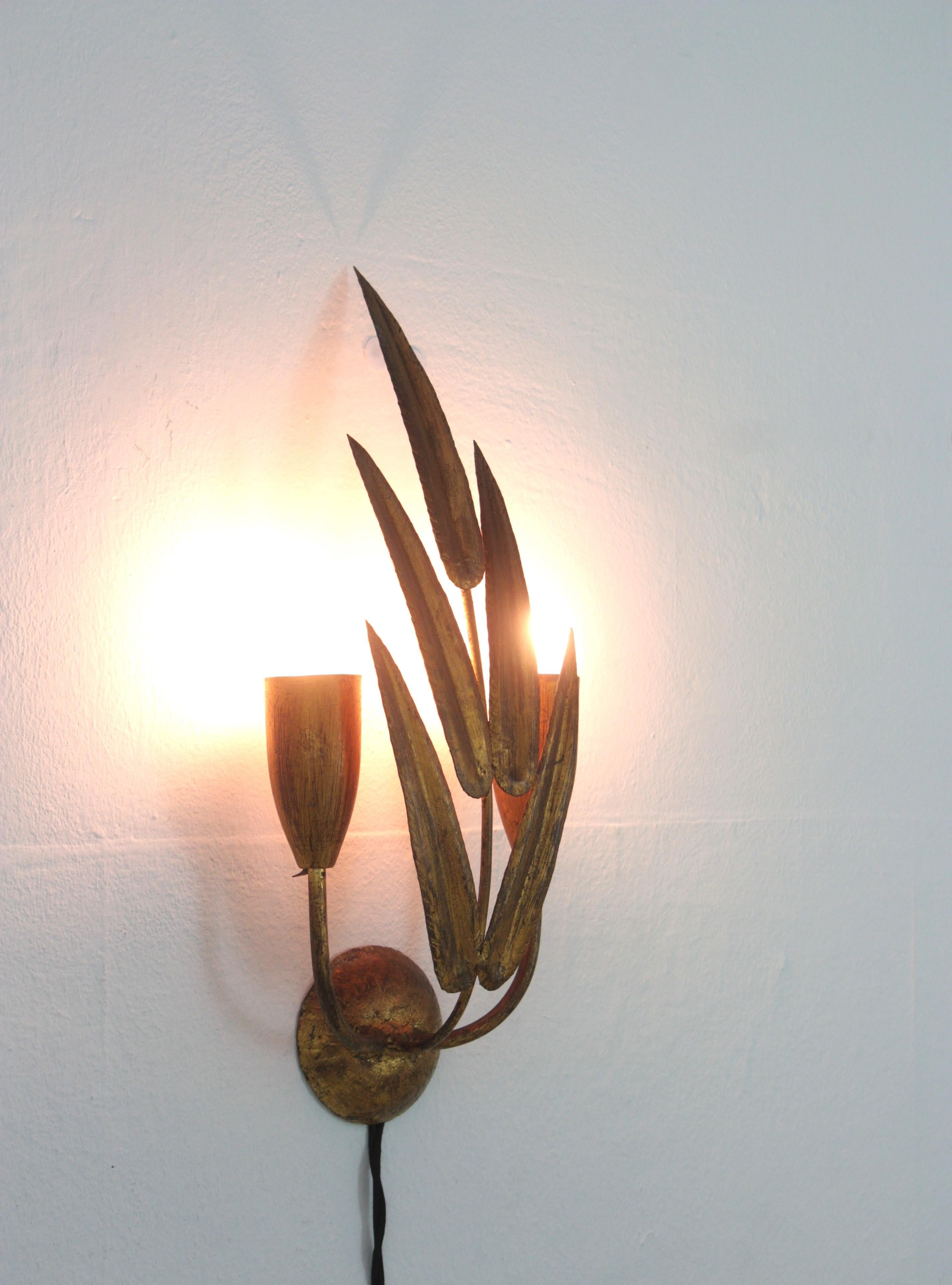 Spanish Wall Sconce with Foliage Design, Gilt Iron For Sale 3