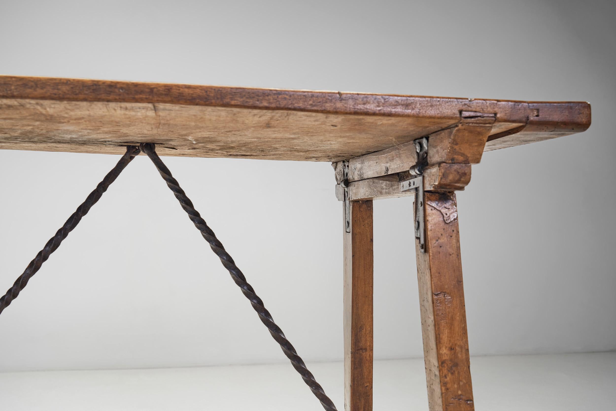 Table espagnole en noyer et fer forgé, Espagne, fin du XVIIIe siècle en vente 5