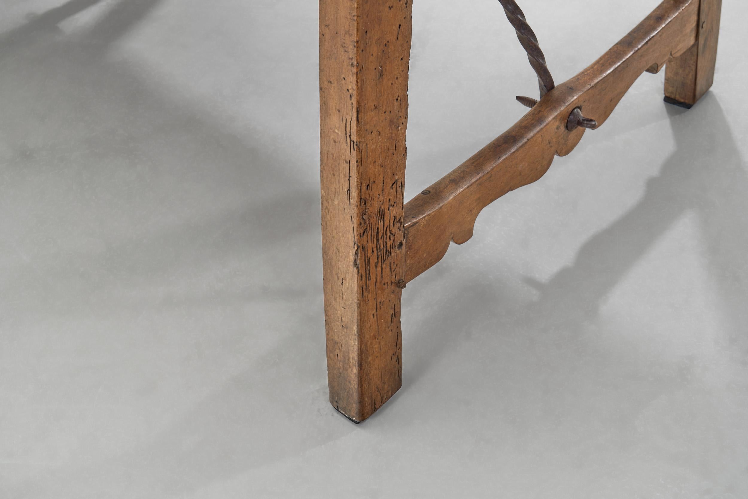 Table espagnole en noyer et fer forgé, Espagne, fin du XVIIIe siècle en vente 10