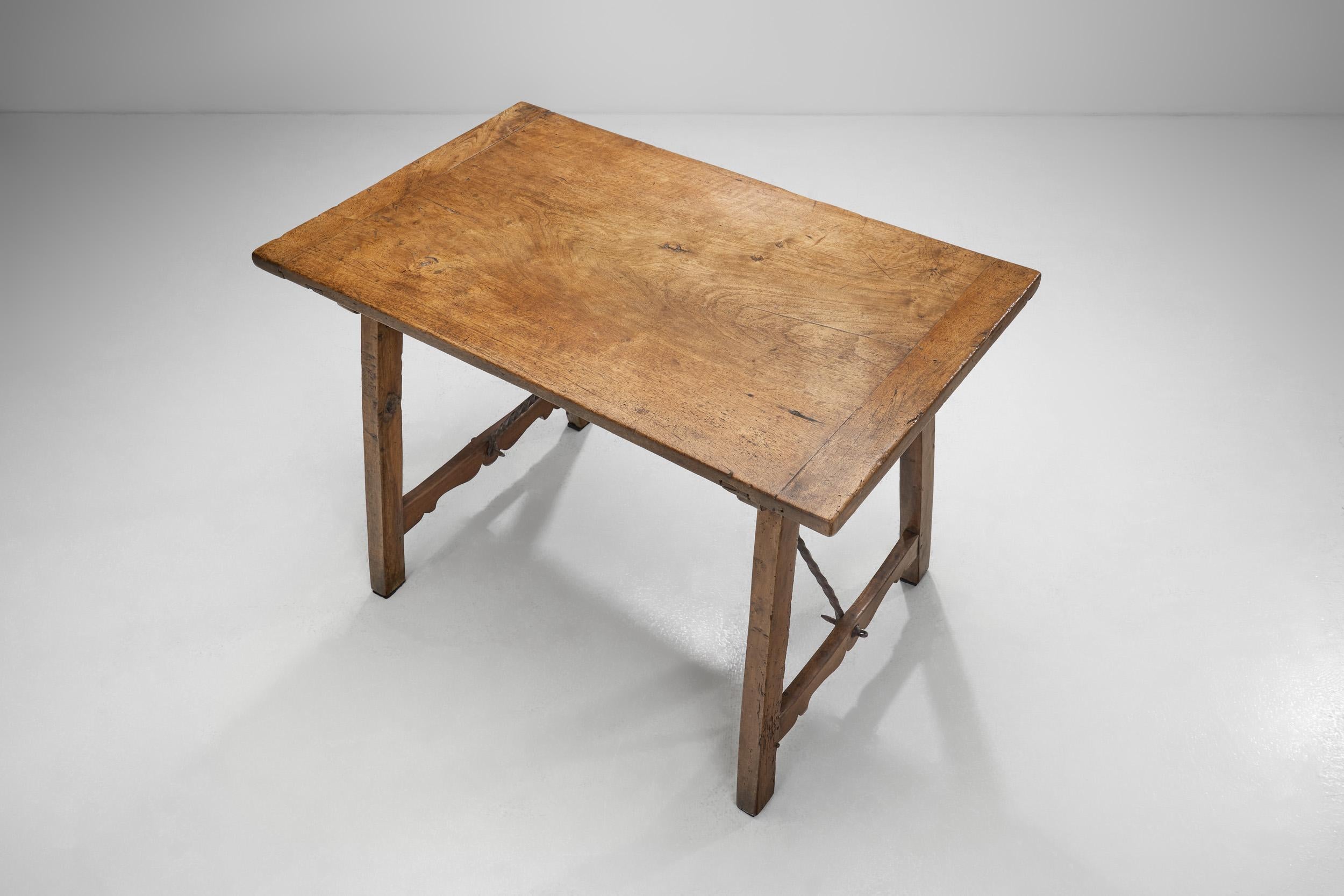 Table espagnole en noyer et fer forgé, Espagne, fin du XVIIIe siècle Bon état - En vente à Utrecht, NL