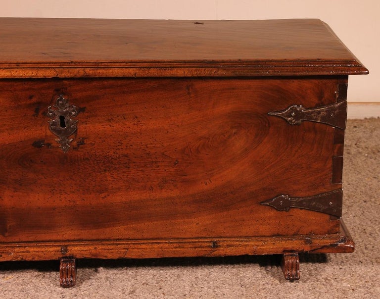 Superb 17th century Spanish walnut chest
Elegant chest from the Spanish Renaissance Castile region
Very beautiful wrought iron cladding and original hinge
The chest has a height of 46cm, which is a good seat height and can also be used as a
