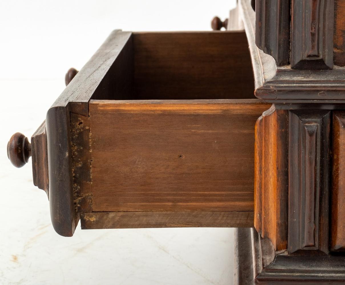 Mesa Arcón de Nogal Español, S. XIX Renacimiento gótico
