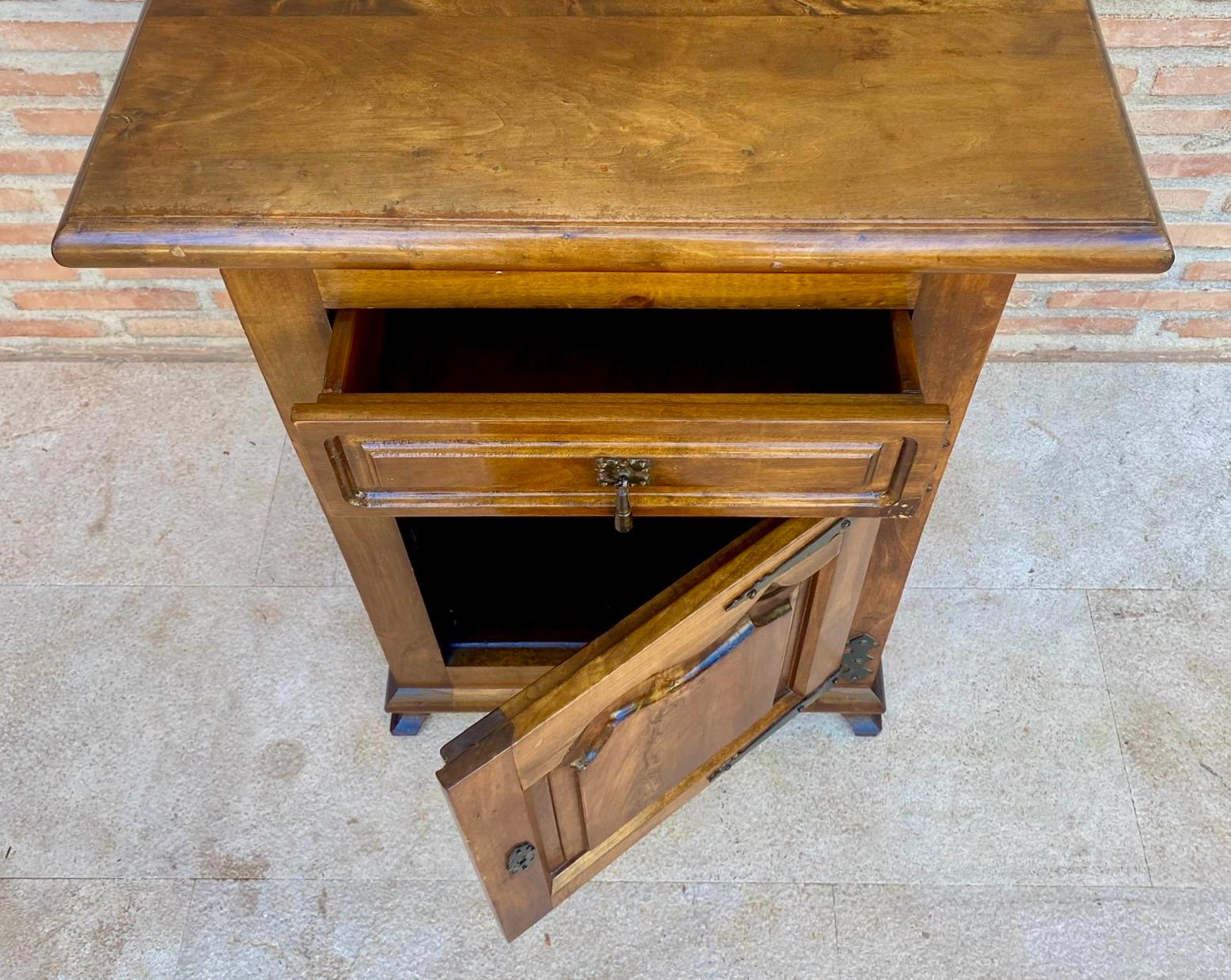 Coffre espagnol avec tiroir et porte, années 1930 en vente 5
