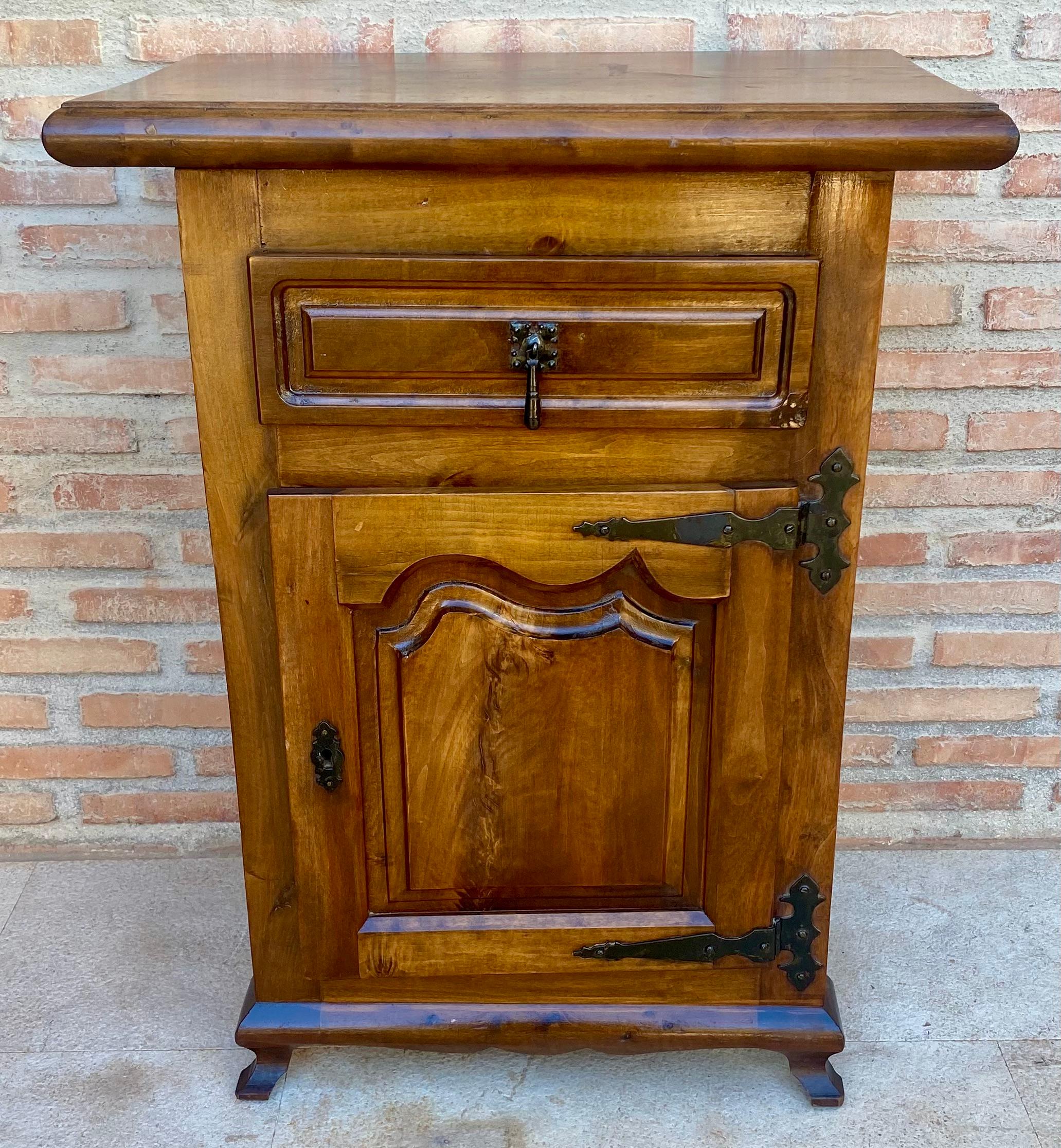 Petite commode ou meuble d'appoint espagnol du 20e siècle avec un tiroir, une porte et des ferrures.
Belle commode que l'on peut utiliser comme table de nuit ou meuble d'appoint.
Période de conception : de 1920 à 1949.
Espagnol, style colonial