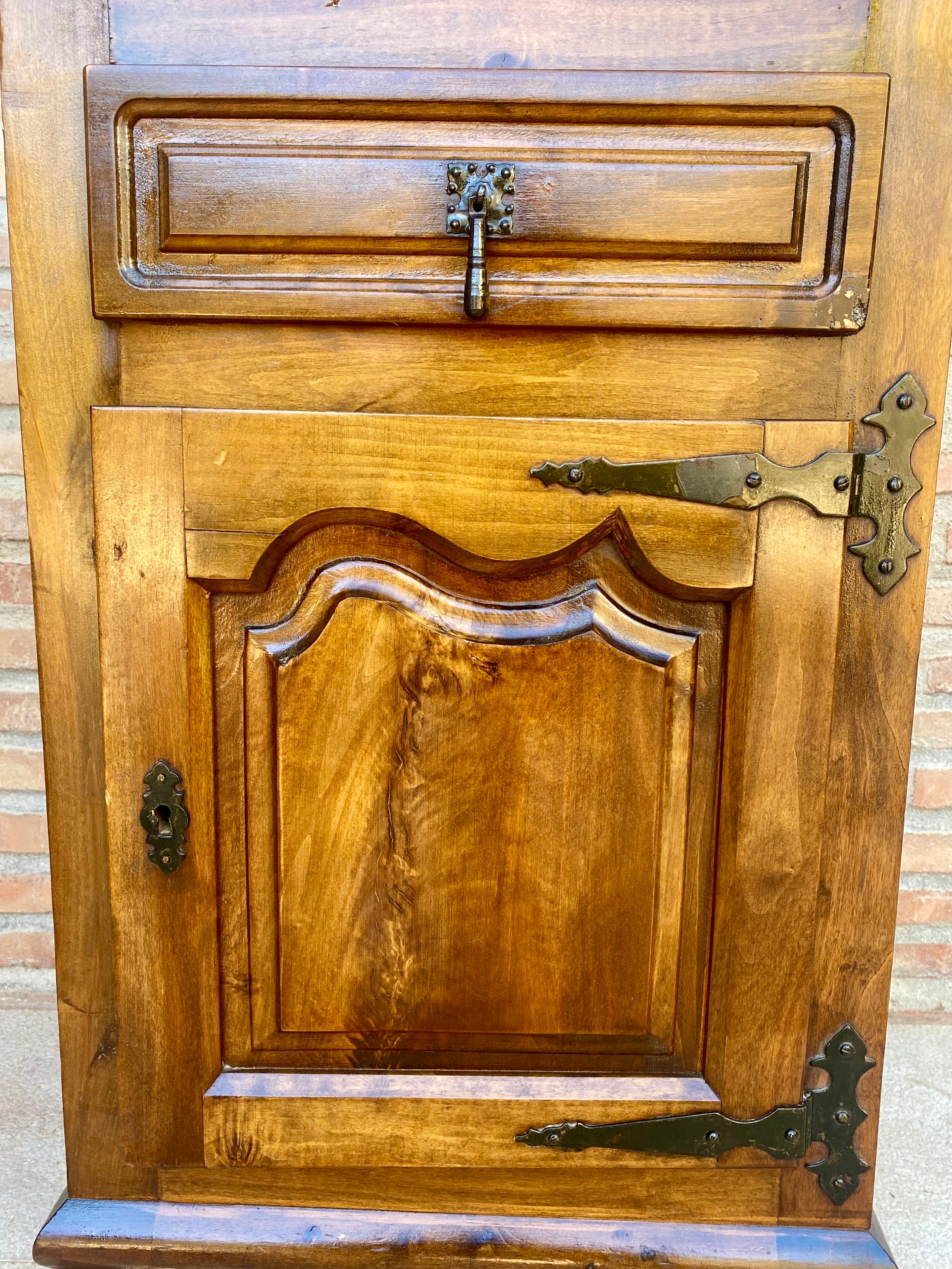 Coffre espagnol avec tiroir et porte, années 1930 Bon état - En vente à Miami, FL