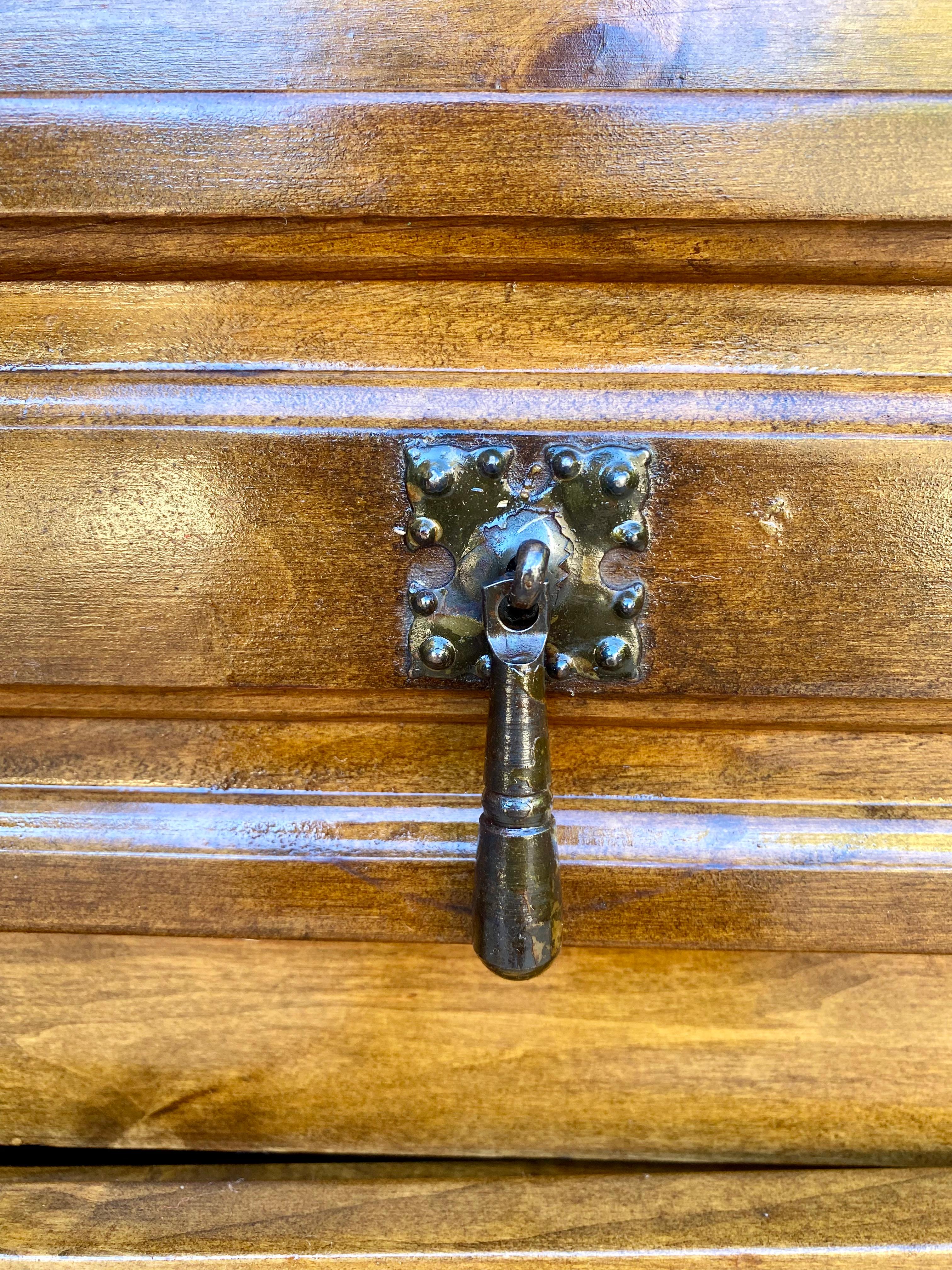 20ième siècle Coffre espagnol avec tiroir et porte, années 1930 en vente