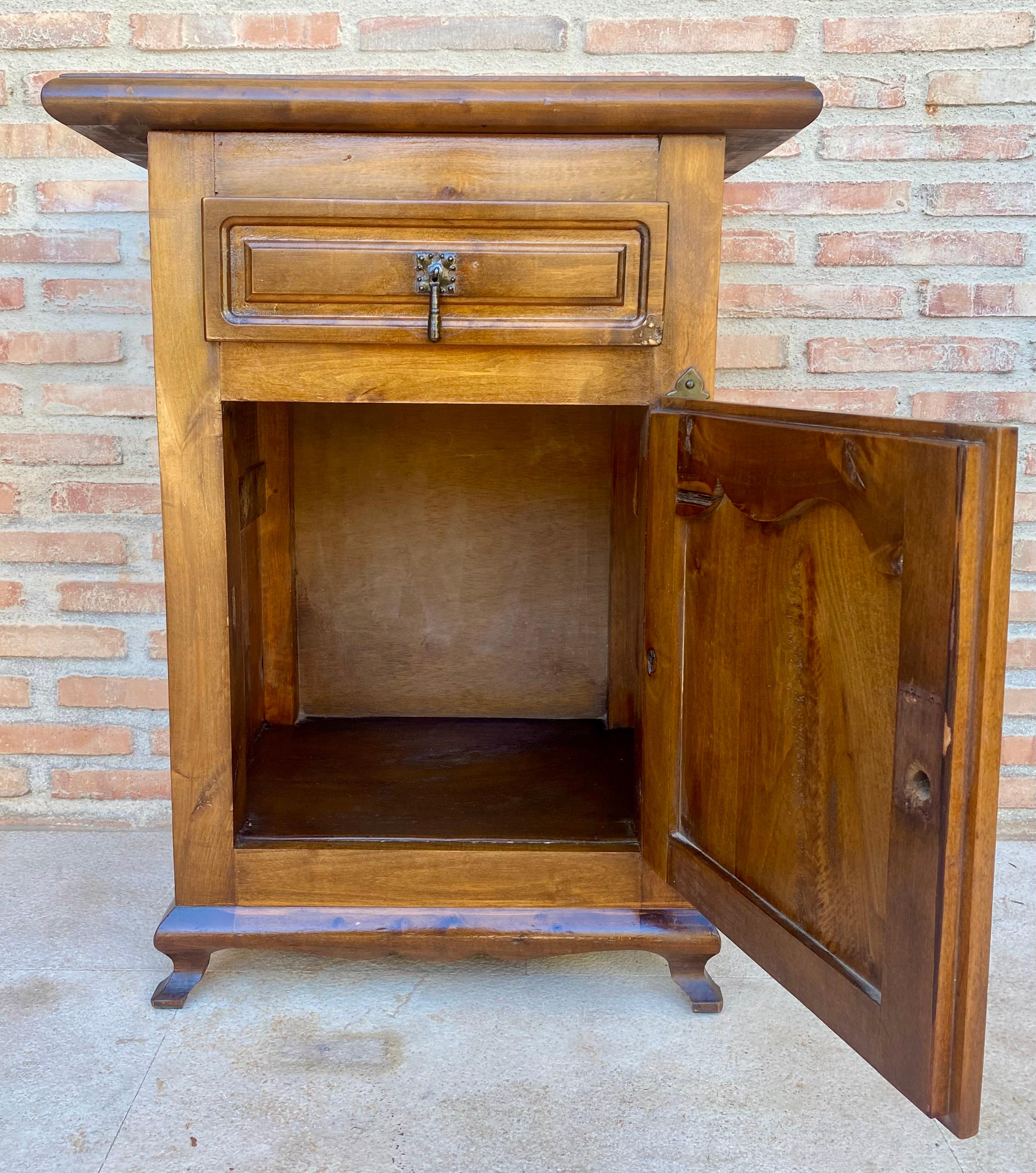 Noyer Coffre espagnol avec tiroir et porte, années 1930 en vente