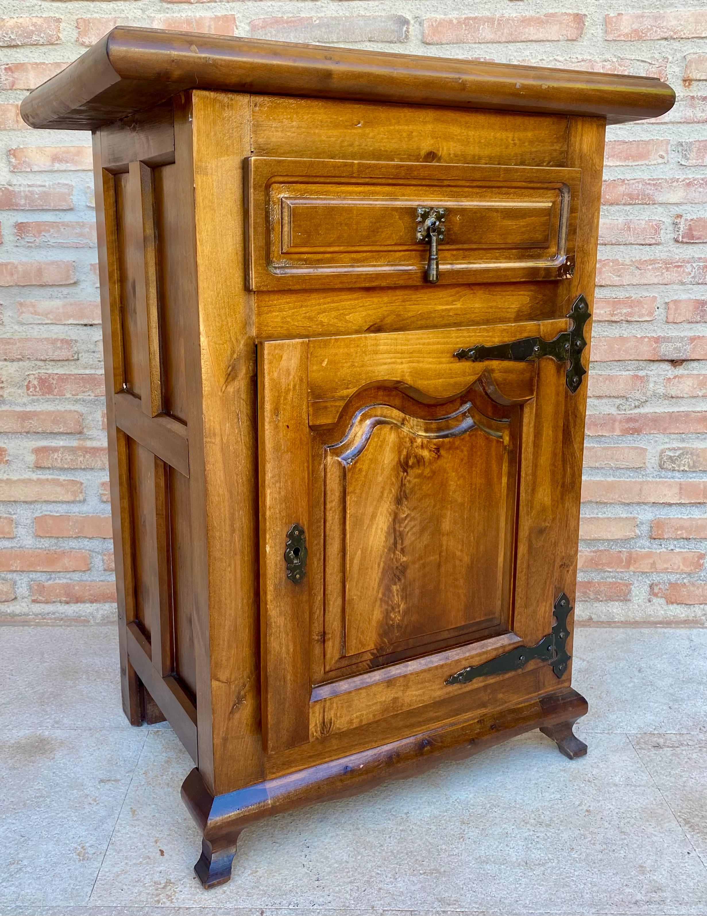 Coffre espagnol avec tiroir et porte, années 1930 en vente 1