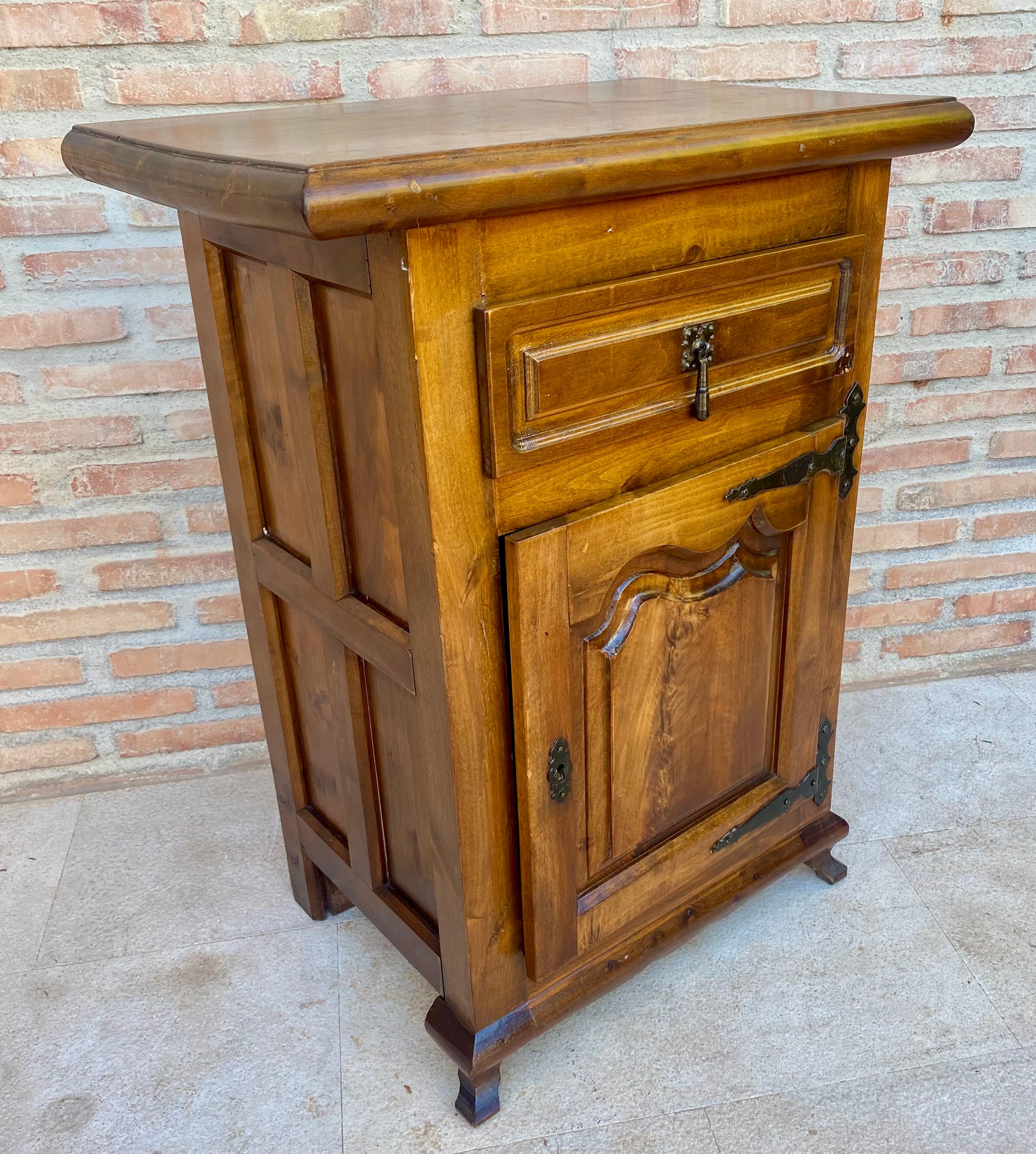 Coffre espagnol avec tiroir et porte, années 1930 en vente 2