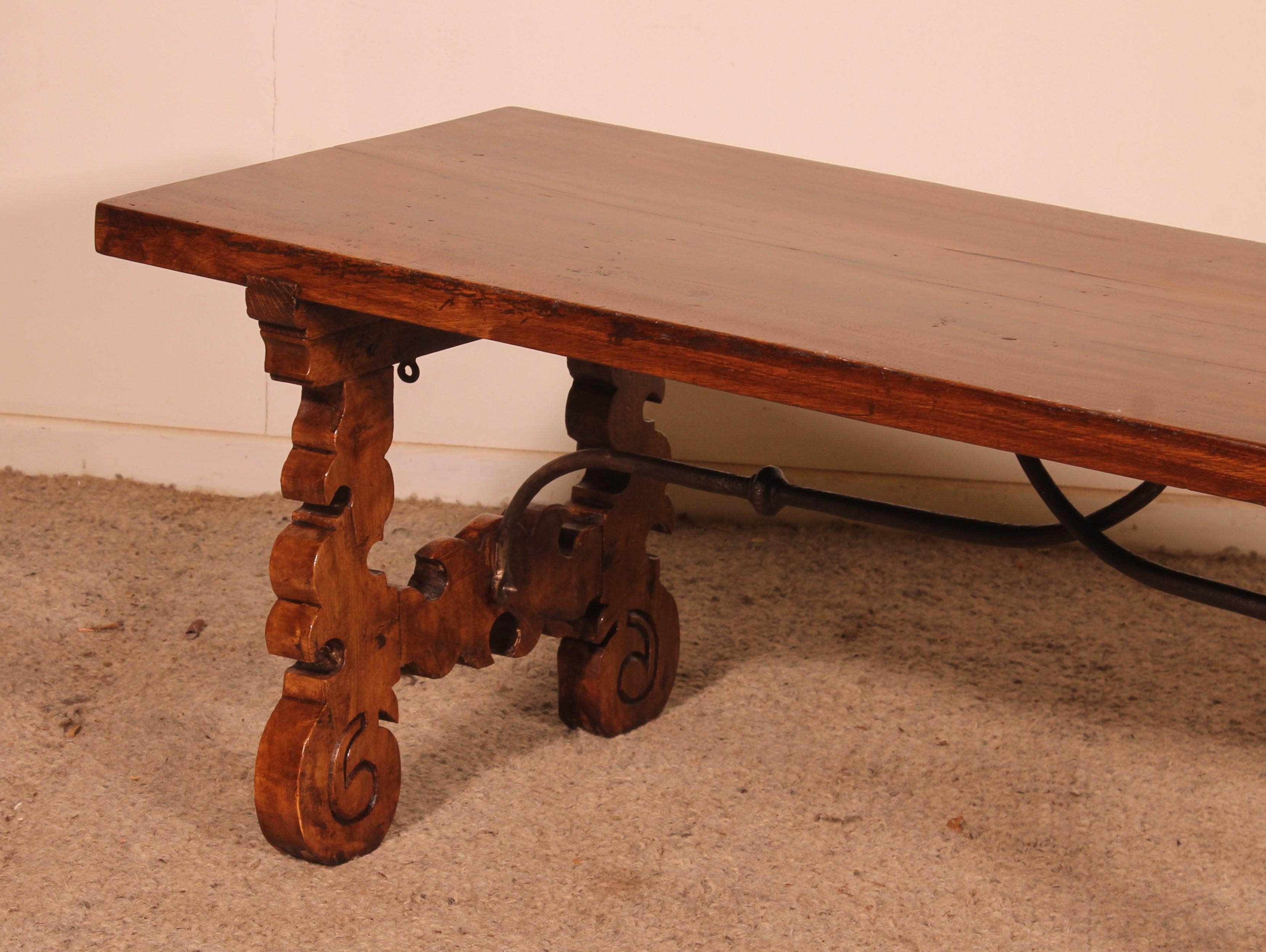 Mesa baja de nogal español - Siglo XVII Renacimiento en venta
