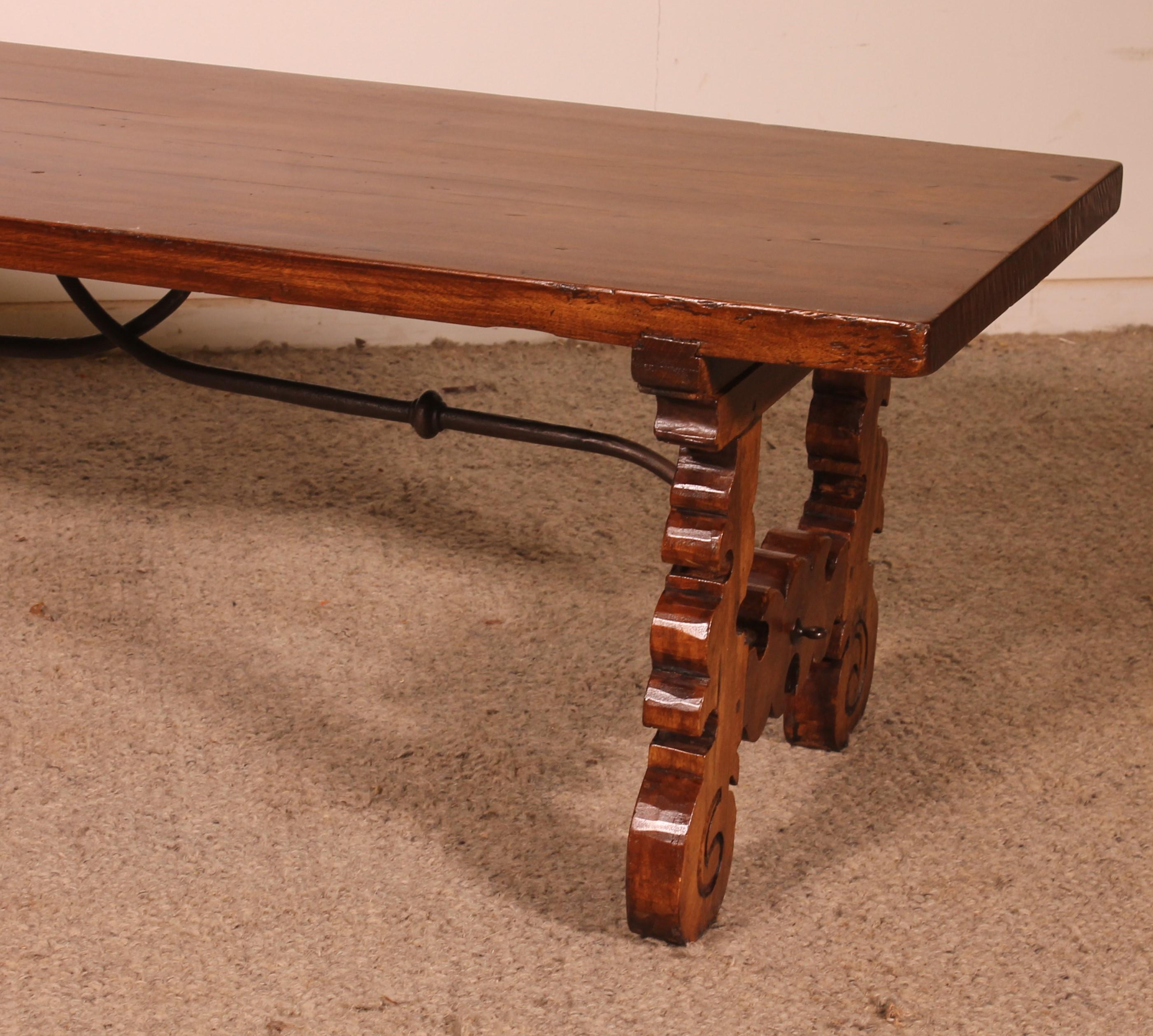 Mesa baja de nogal español - Siglo XVII Español en venta