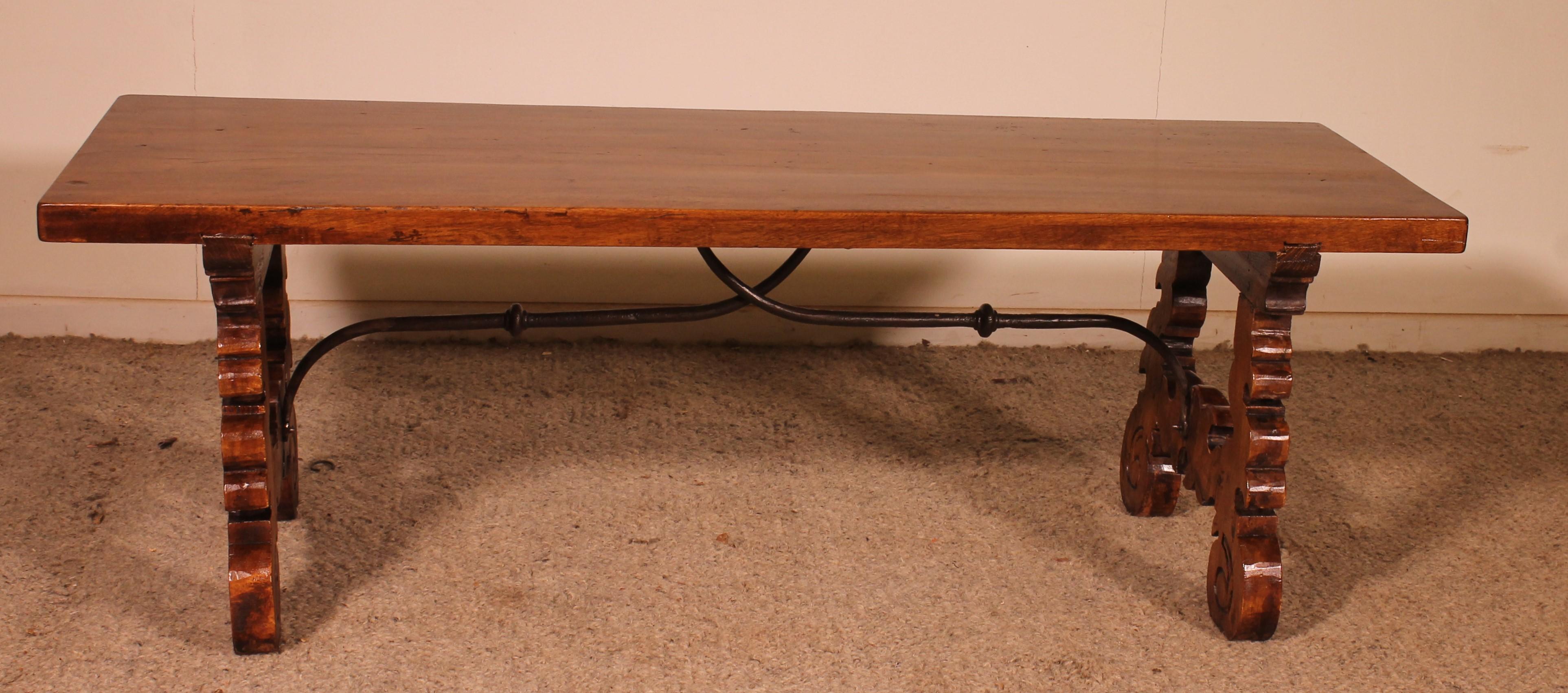 Mesa baja de nogal español - Siglo XVII Nogal en venta