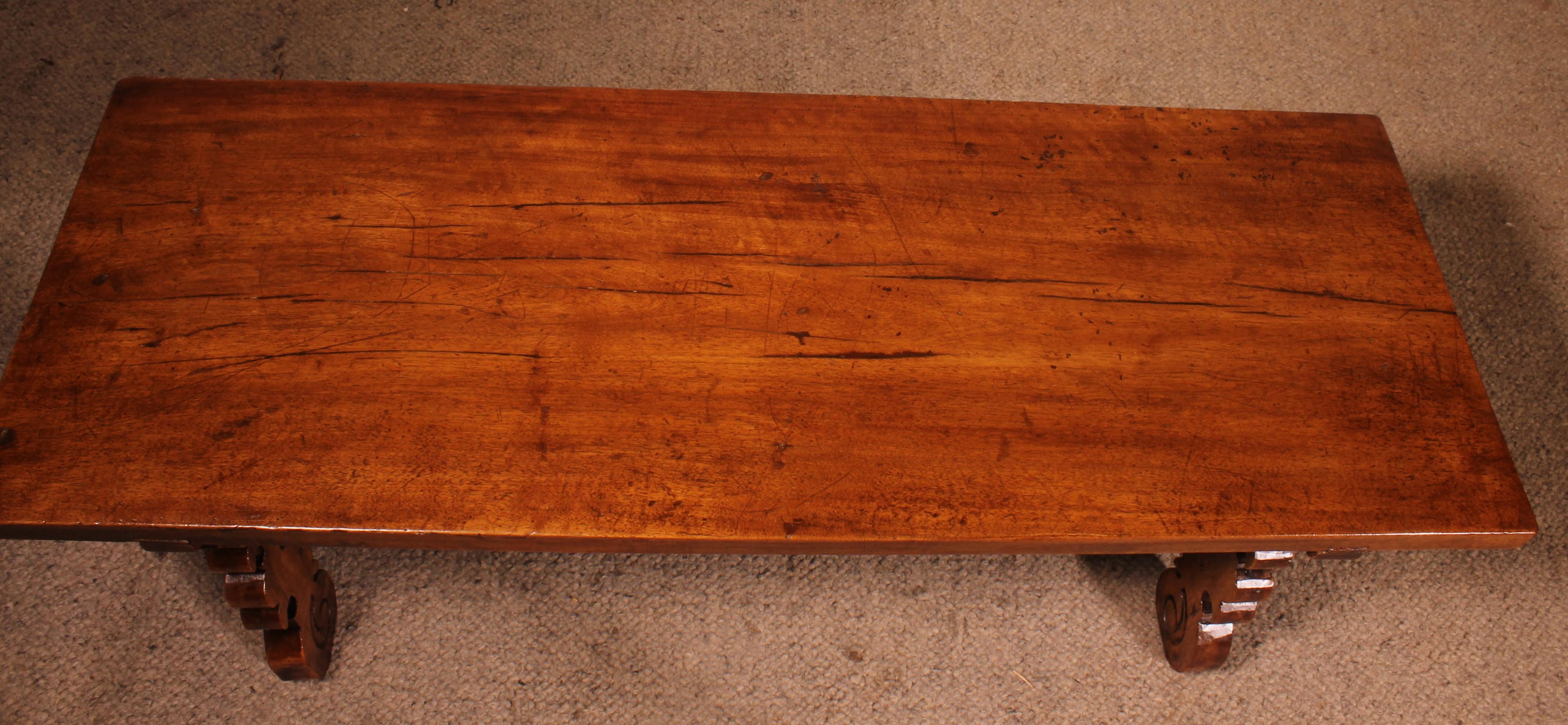 Mesa baja de nogal español - Siglo XVII en venta 2