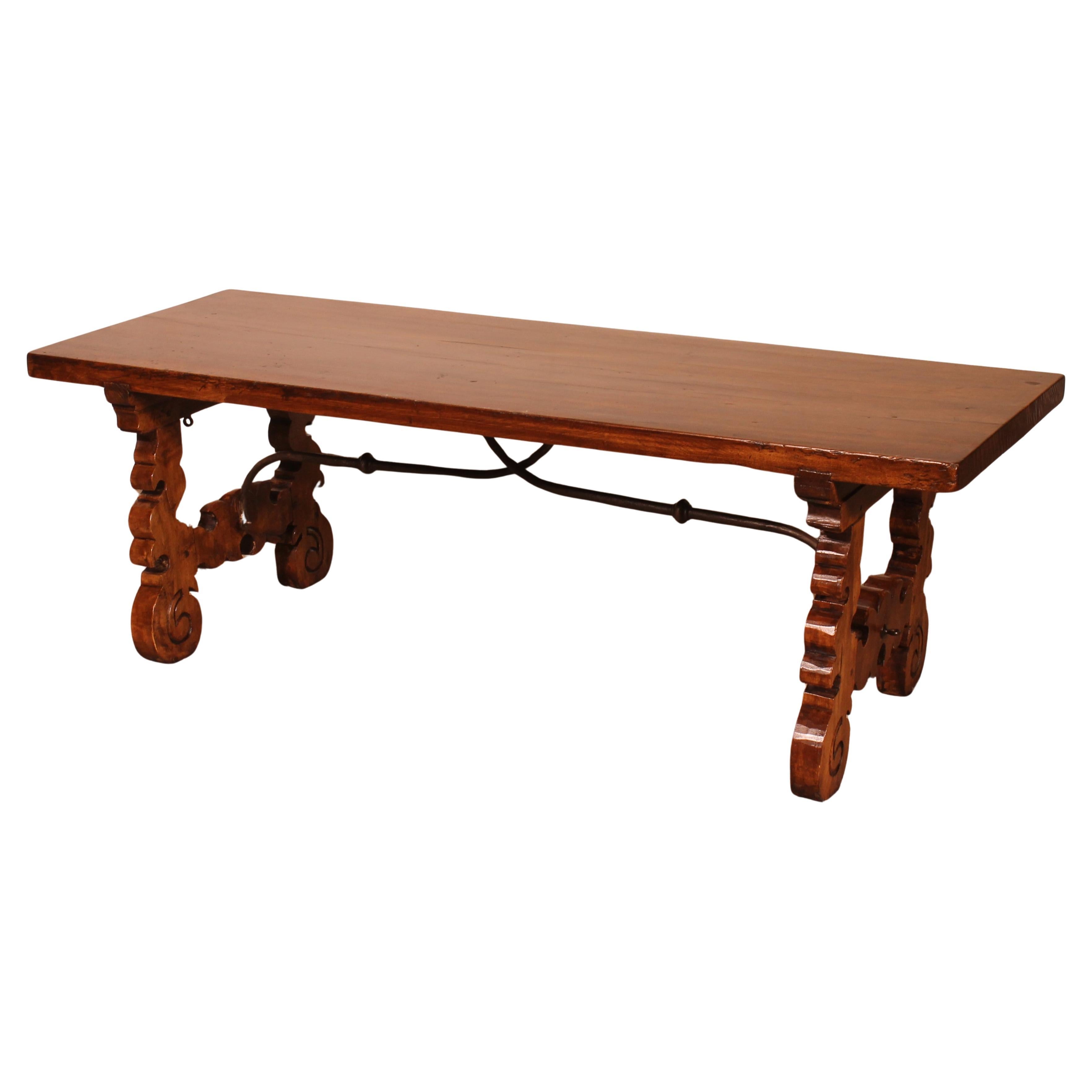 Mesa baja de nogal español - Siglo XVII en venta
