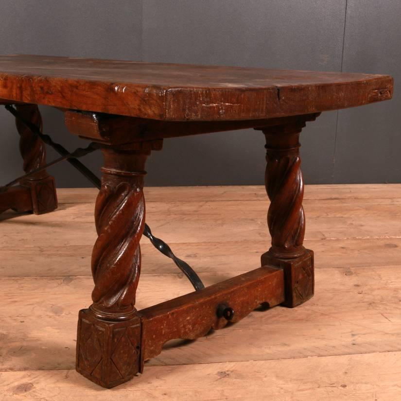 Wonderful 18th century Spanish walnut coffee table. Lovely one piece 2