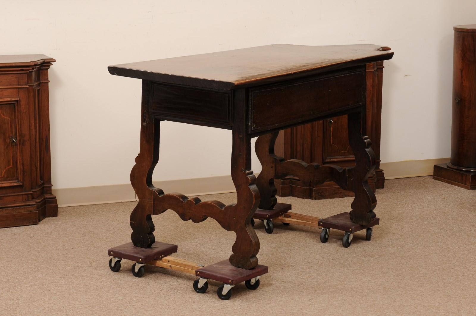 Table console espagnole en noyer avec 2 tiroirs et pieds en lyre, début du 18e siècle en vente 6