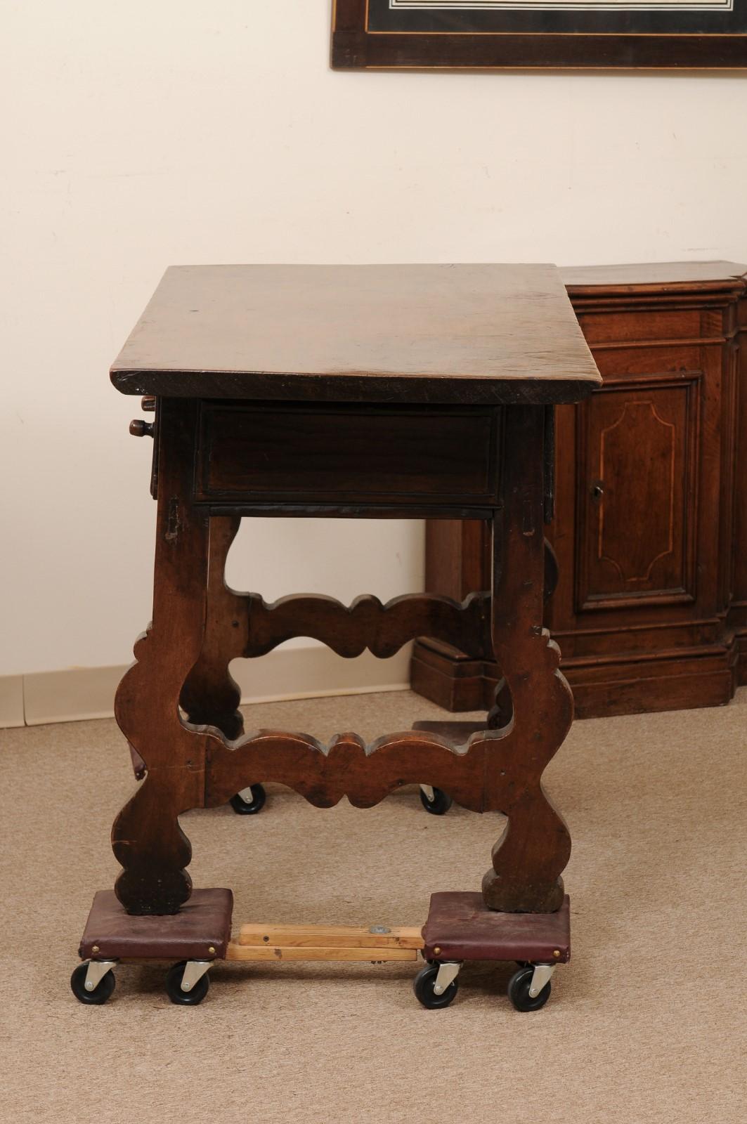 Table console espagnole en noyer avec 2 tiroirs et pieds en lyre, début du 18e siècle en vente 7
