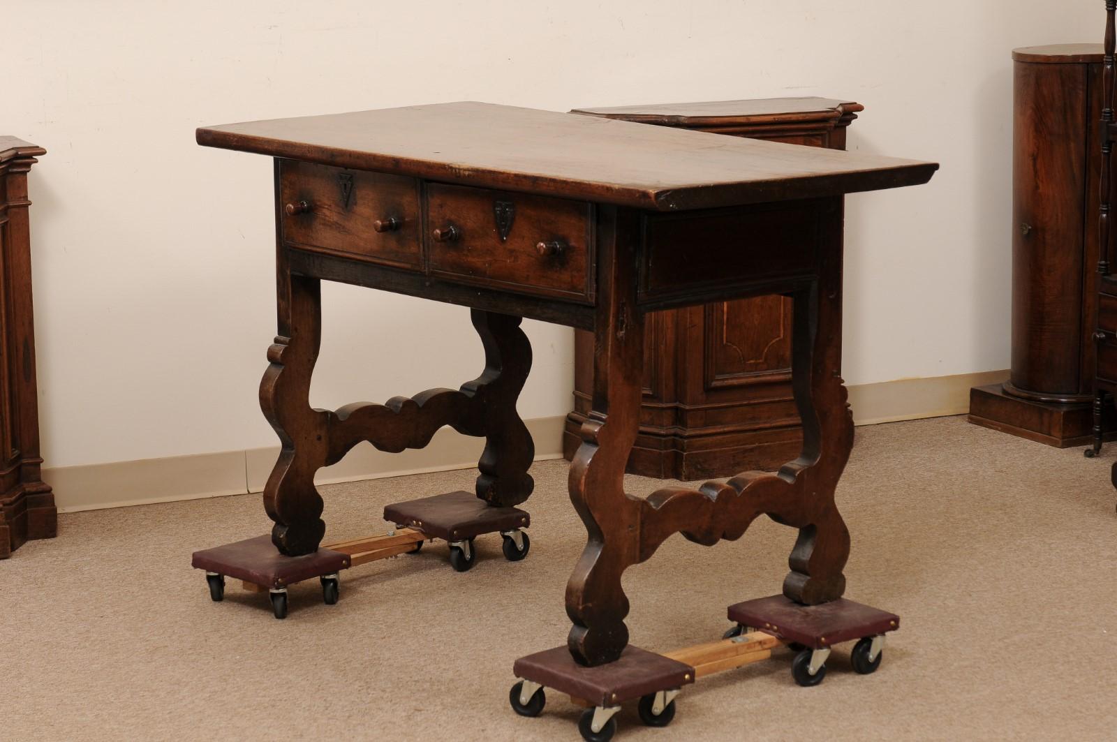 Table console espagnole en noyer avec 2 tiroirs et pieds en lyre, début du 18e siècle en vente 8