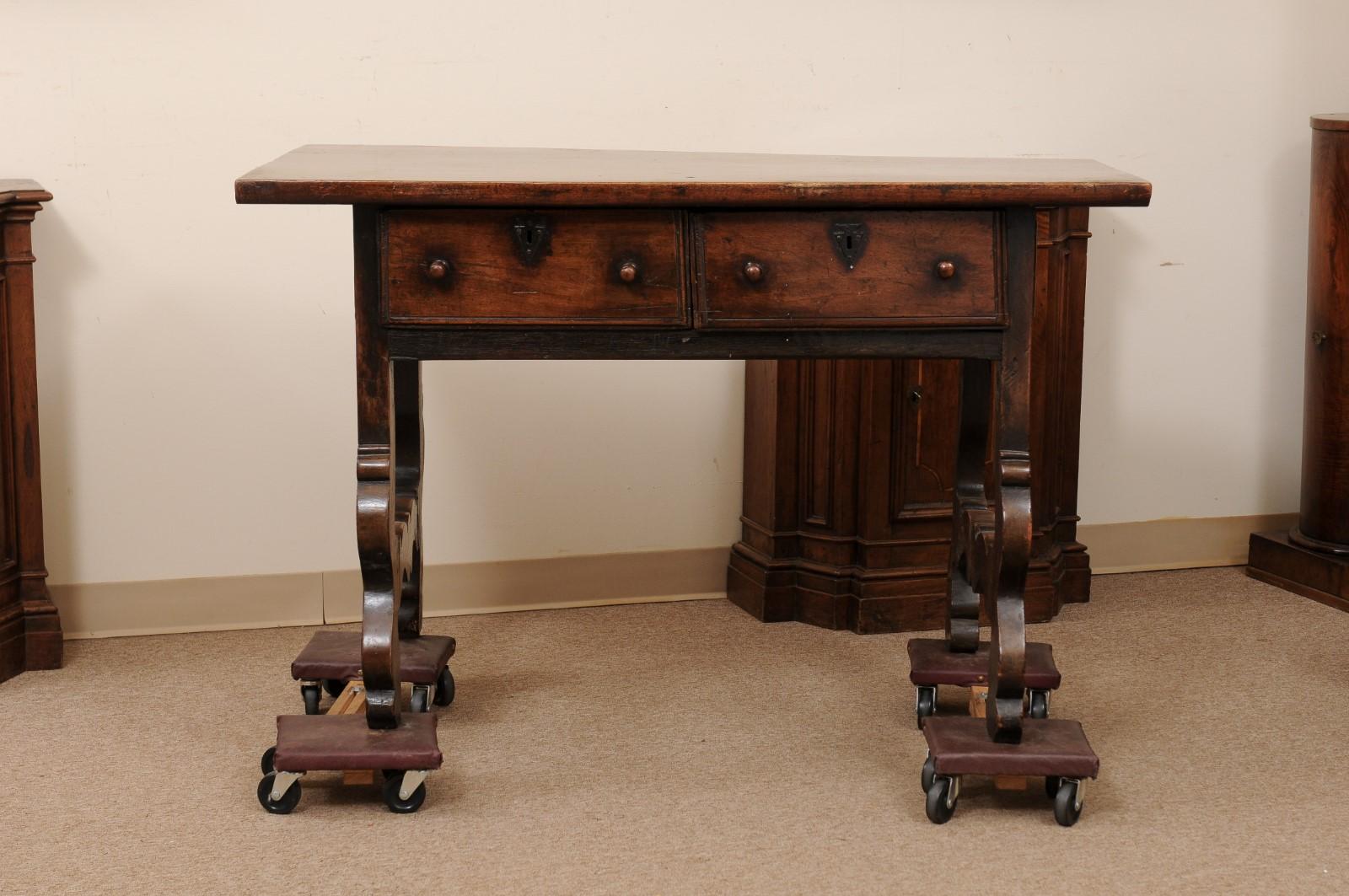 Table console espagnole en noyer avec 2 tiroirs et pieds en lyre, début du 18e siècle en vente 9