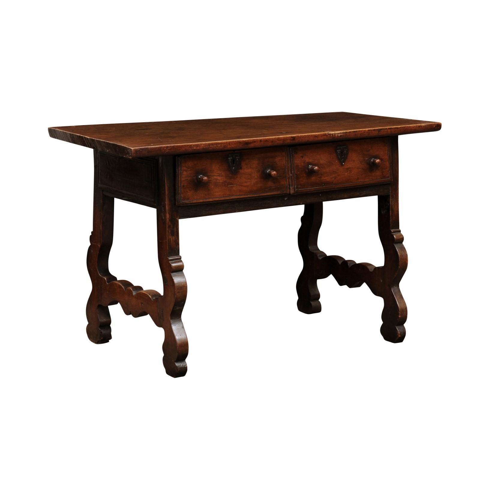 Espagnol Table console espagnole en noyer avec 2 tiroirs et pieds en lyre, début du 18e siècle en vente