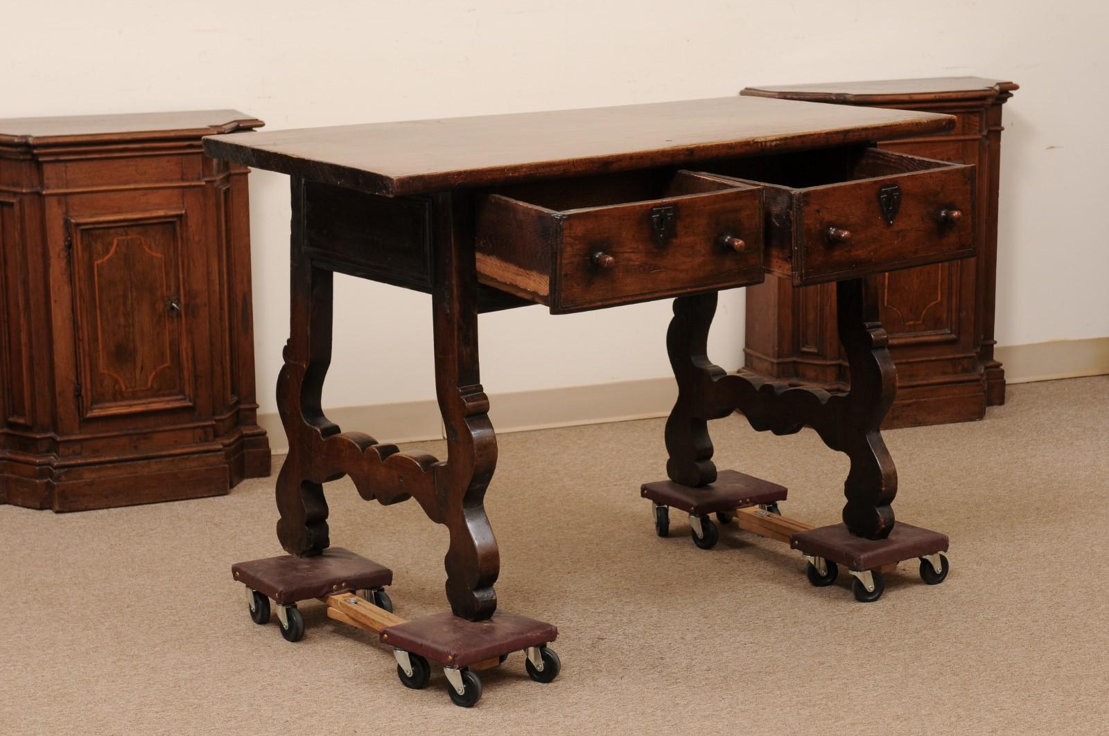 Noyer Table console espagnole en noyer avec 2 tiroirs et pieds en lyre, début du 18e siècle en vente