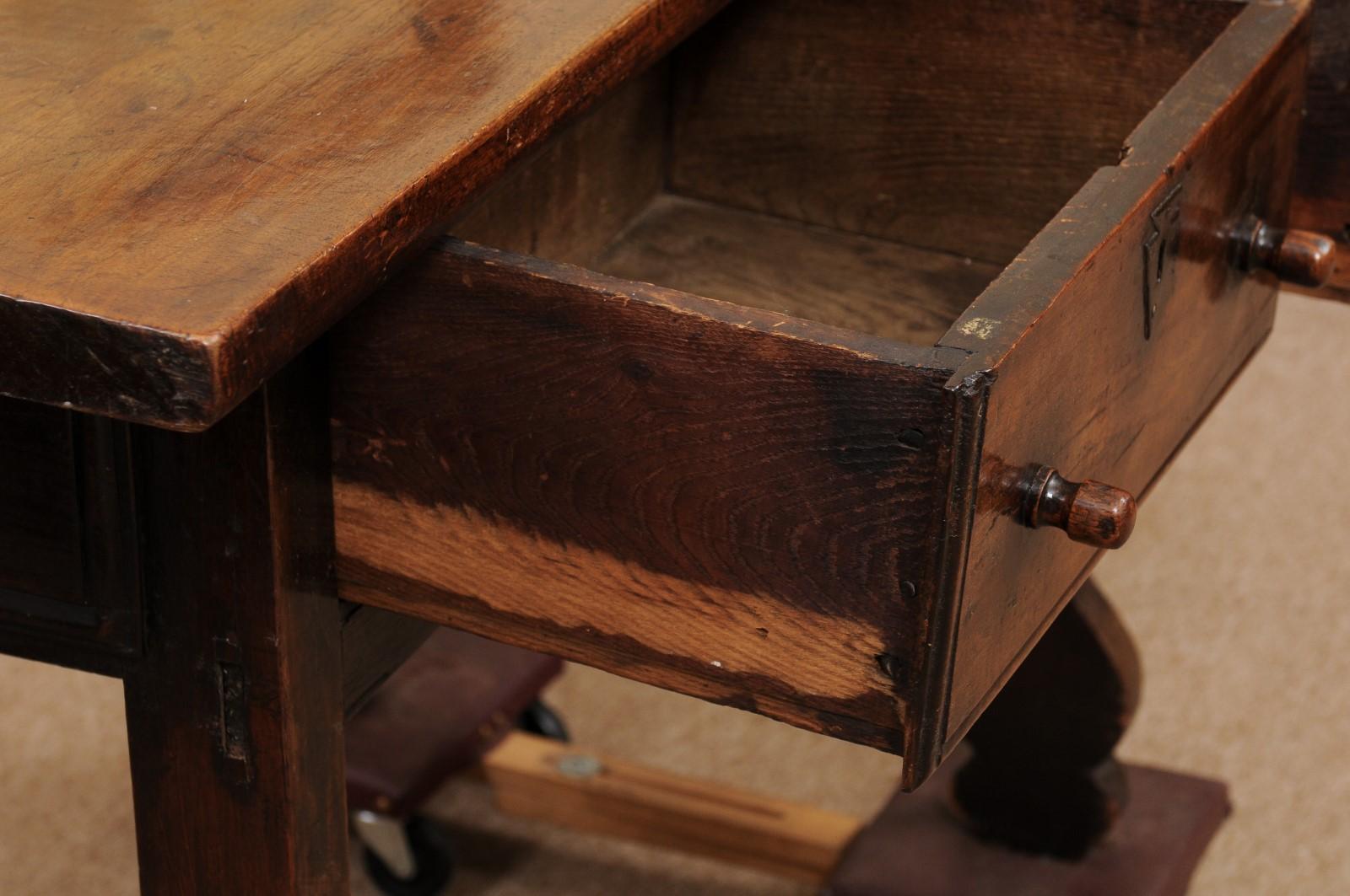 Table console espagnole en noyer avec 2 tiroirs et pieds en lyre, début du 18e siècle en vente 1