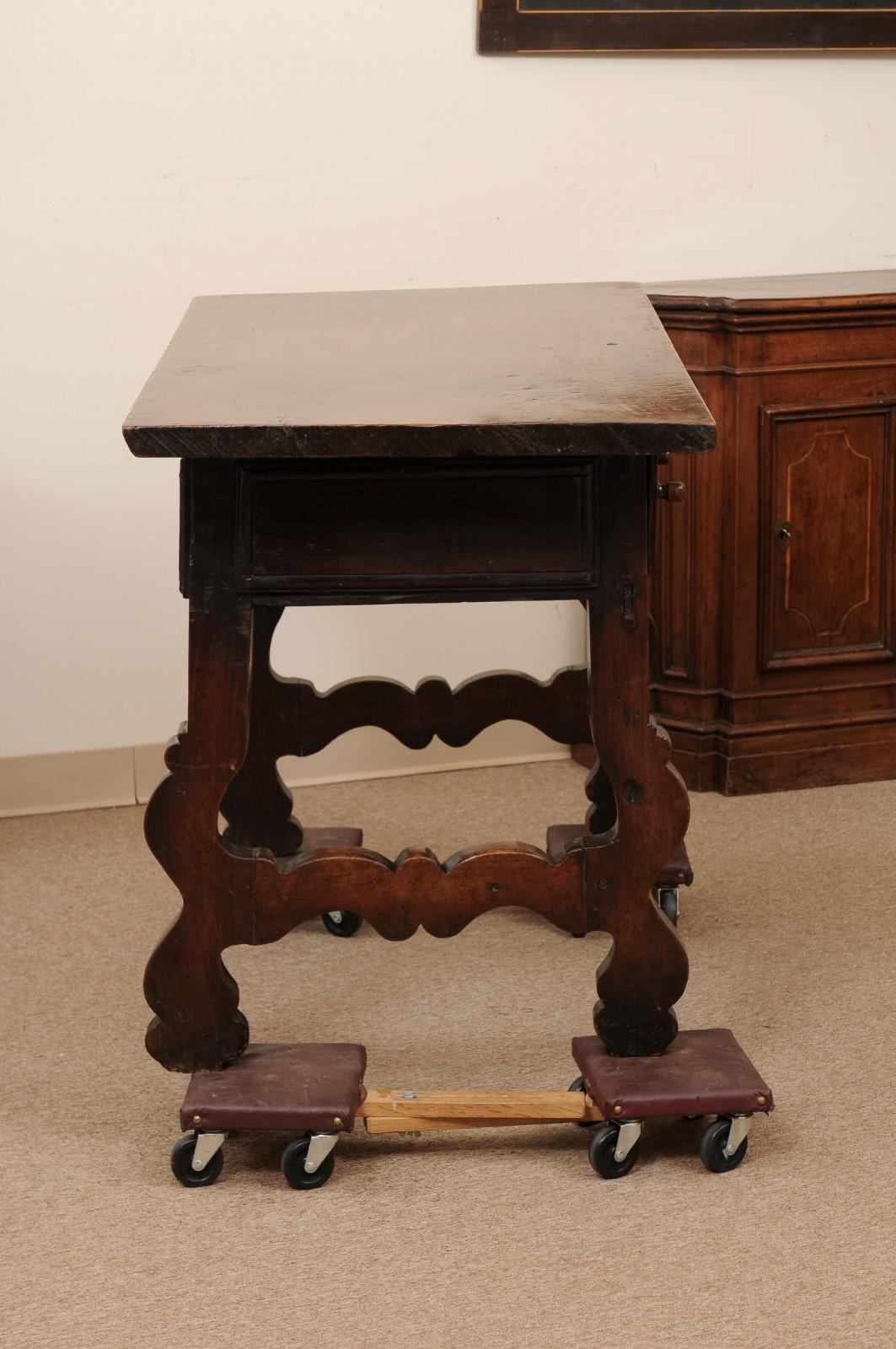 Table console espagnole en noyer avec 2 tiroirs et pieds en lyre, début du 18e siècle en vente 3