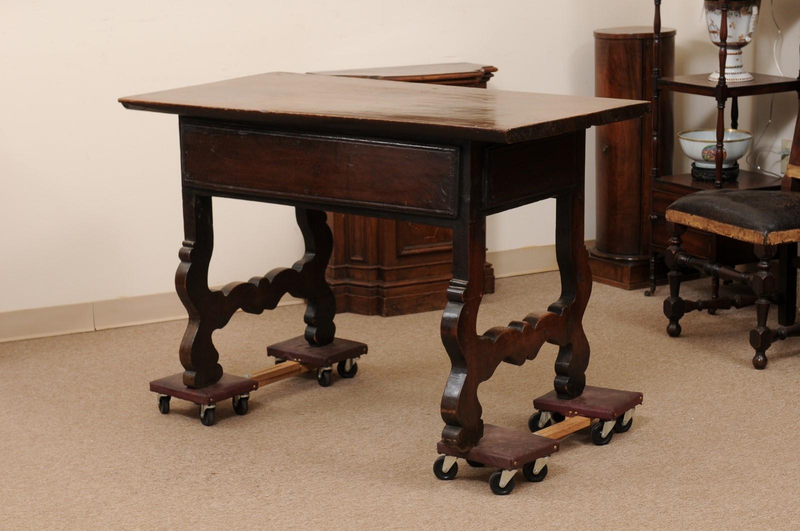 Table console espagnole en noyer avec 2 tiroirs et pieds en lyre, début du 18e siècle en vente 4