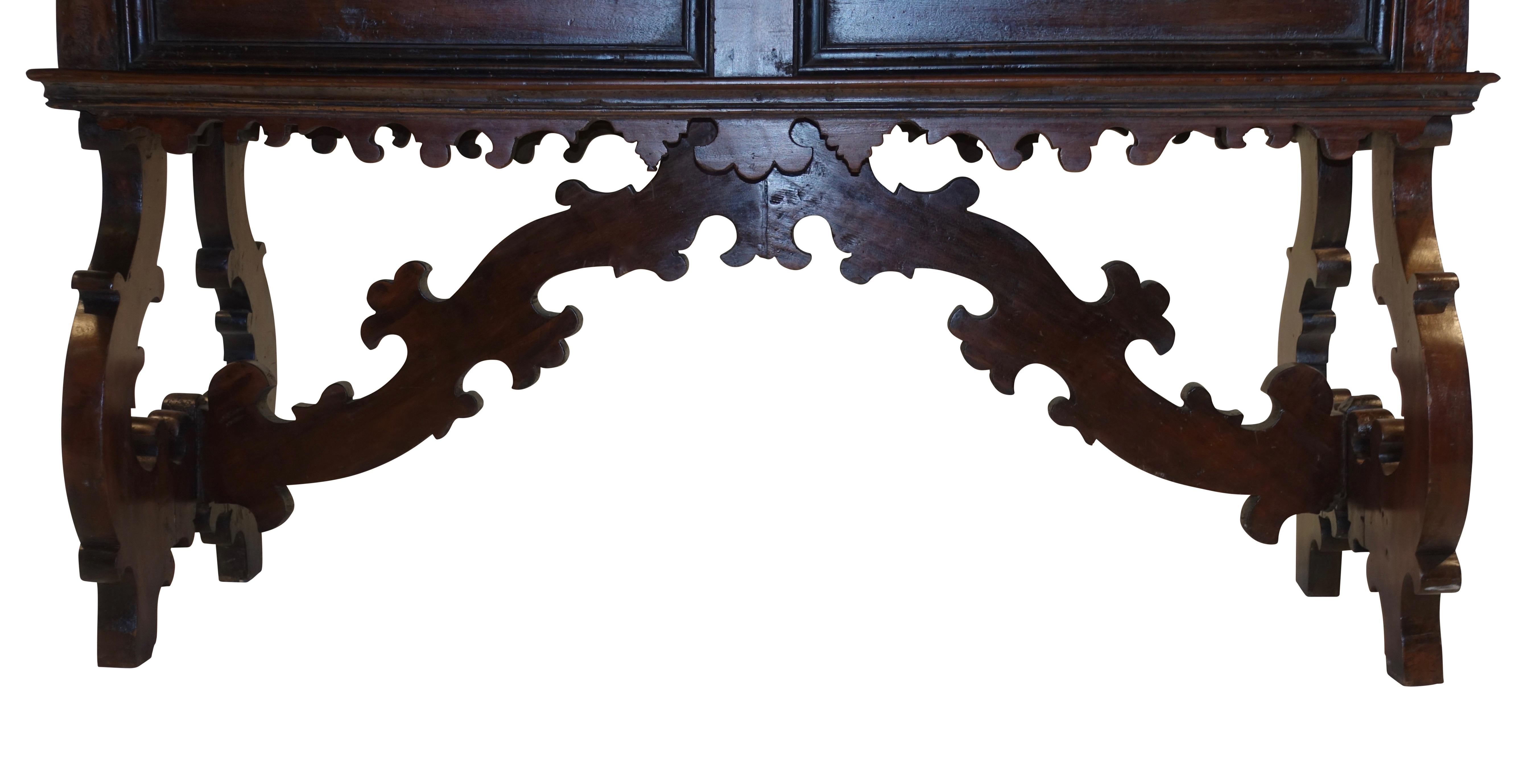 Sculpté Table-bibliothèque espagnole en noyer avec deux tiroirs, 18e siècle en vente