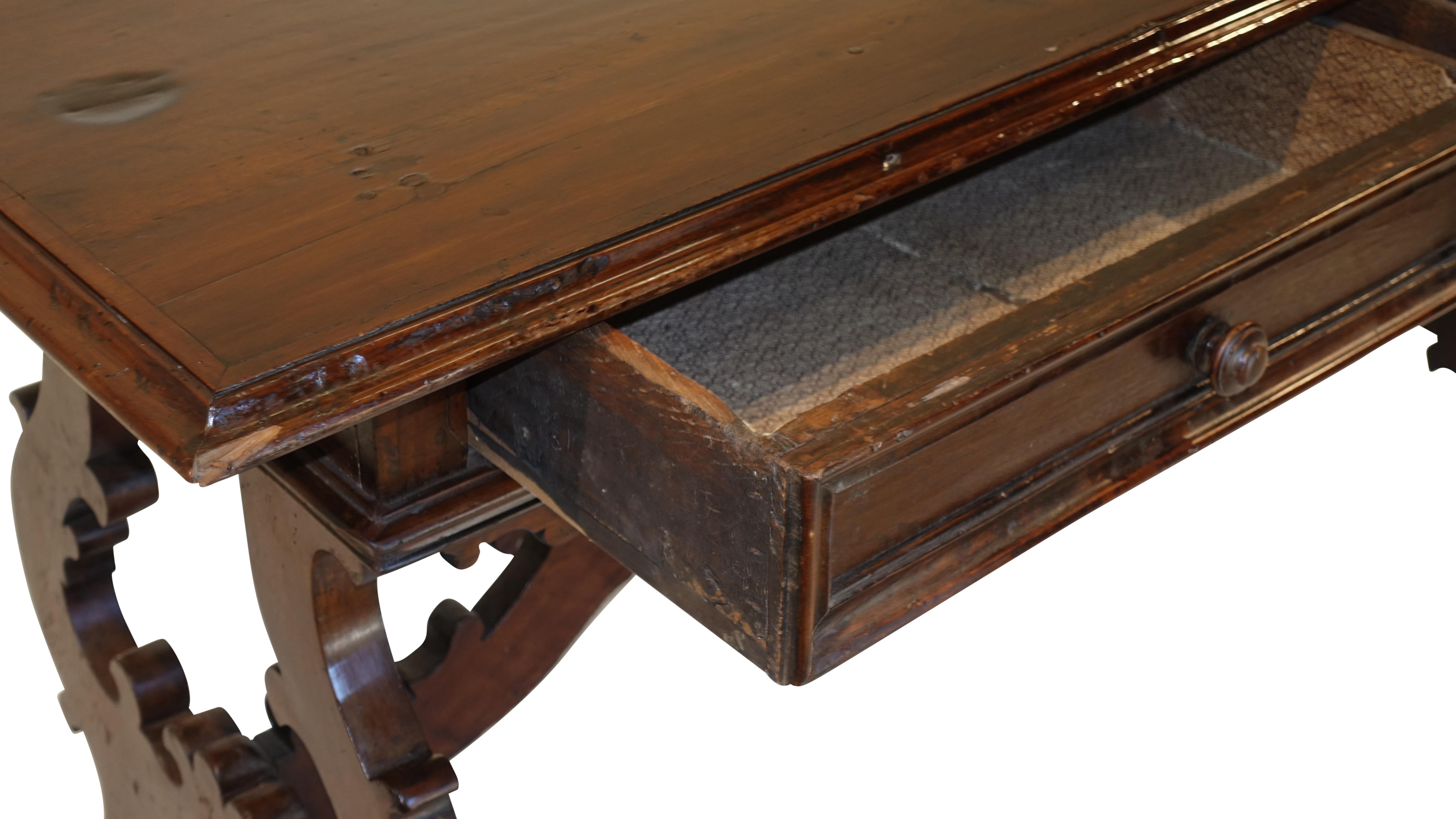 Spanish Walnut Library Table Desk with Two Drawers, 18th Century For Sale 1