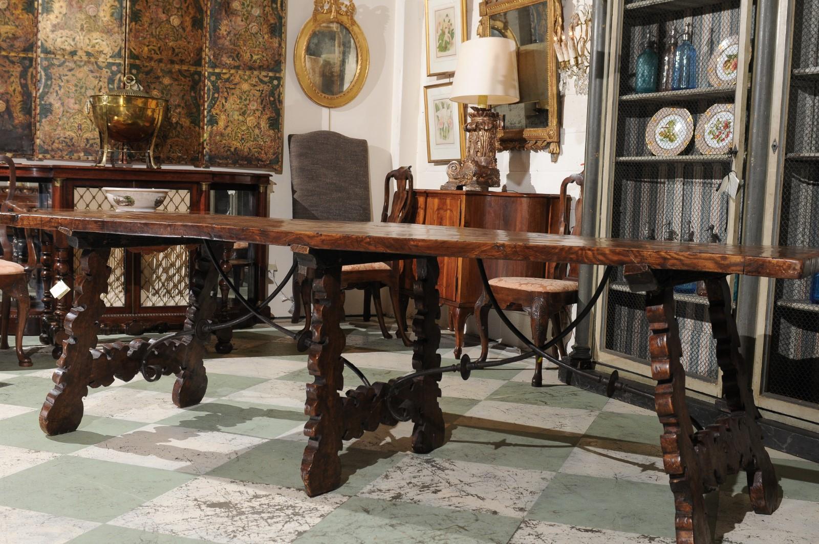 Table à manger espagnole à pieds en forme de lyre en noyer en vente 6