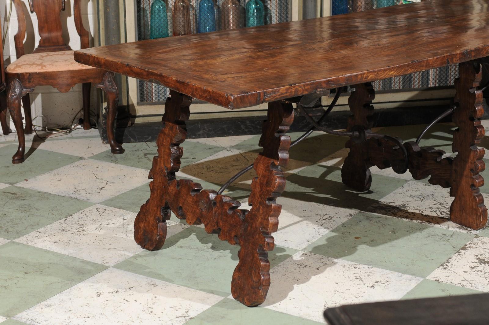 Espagnol Table à manger espagnole à pieds en forme de lyre en noyer en vente