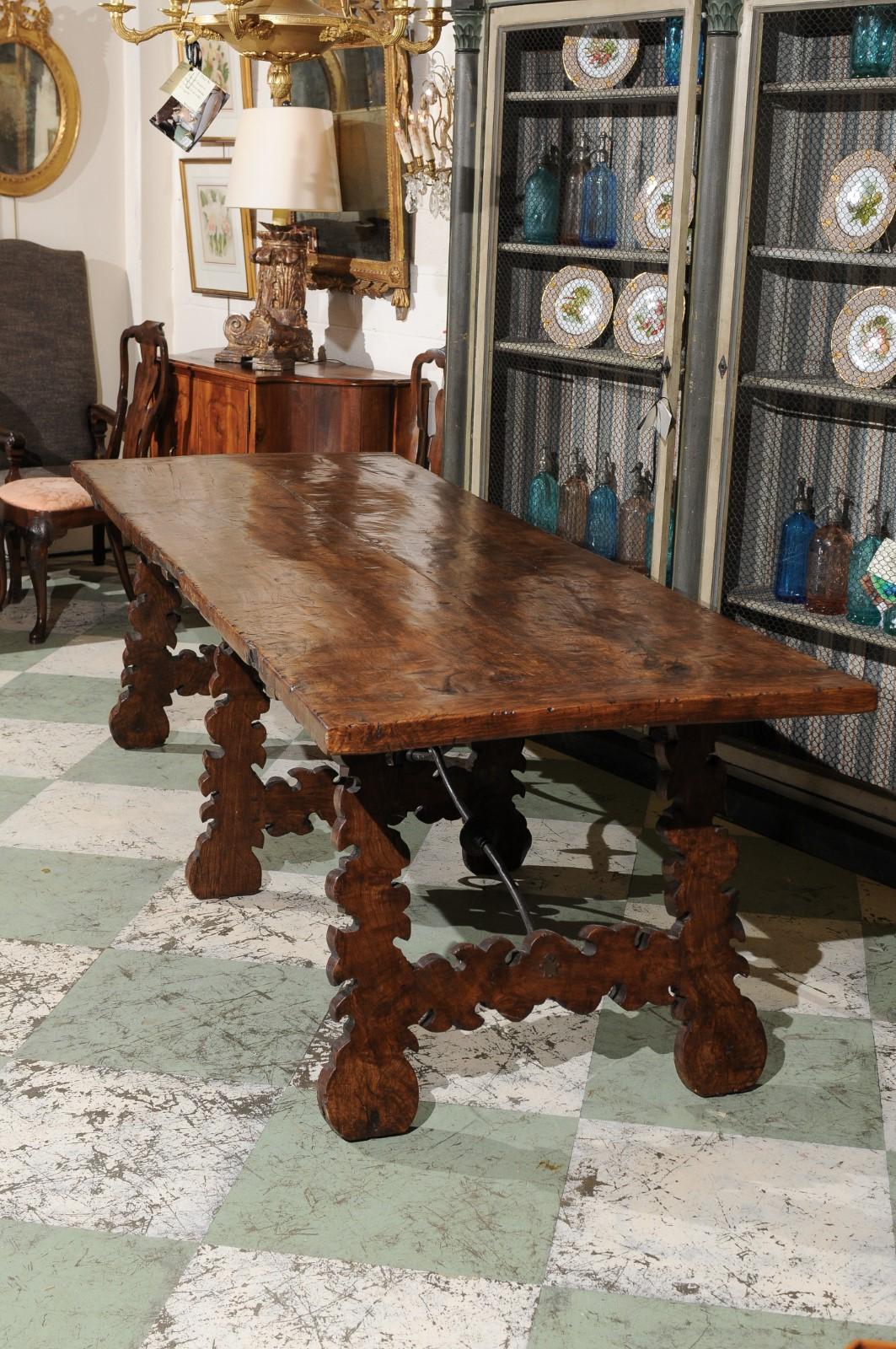 Table à manger espagnole à pieds en forme de lyre en noyer en vente 2