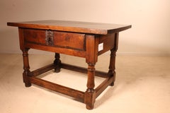Table d'appoint en noyer espagnol, XVIe siècle
