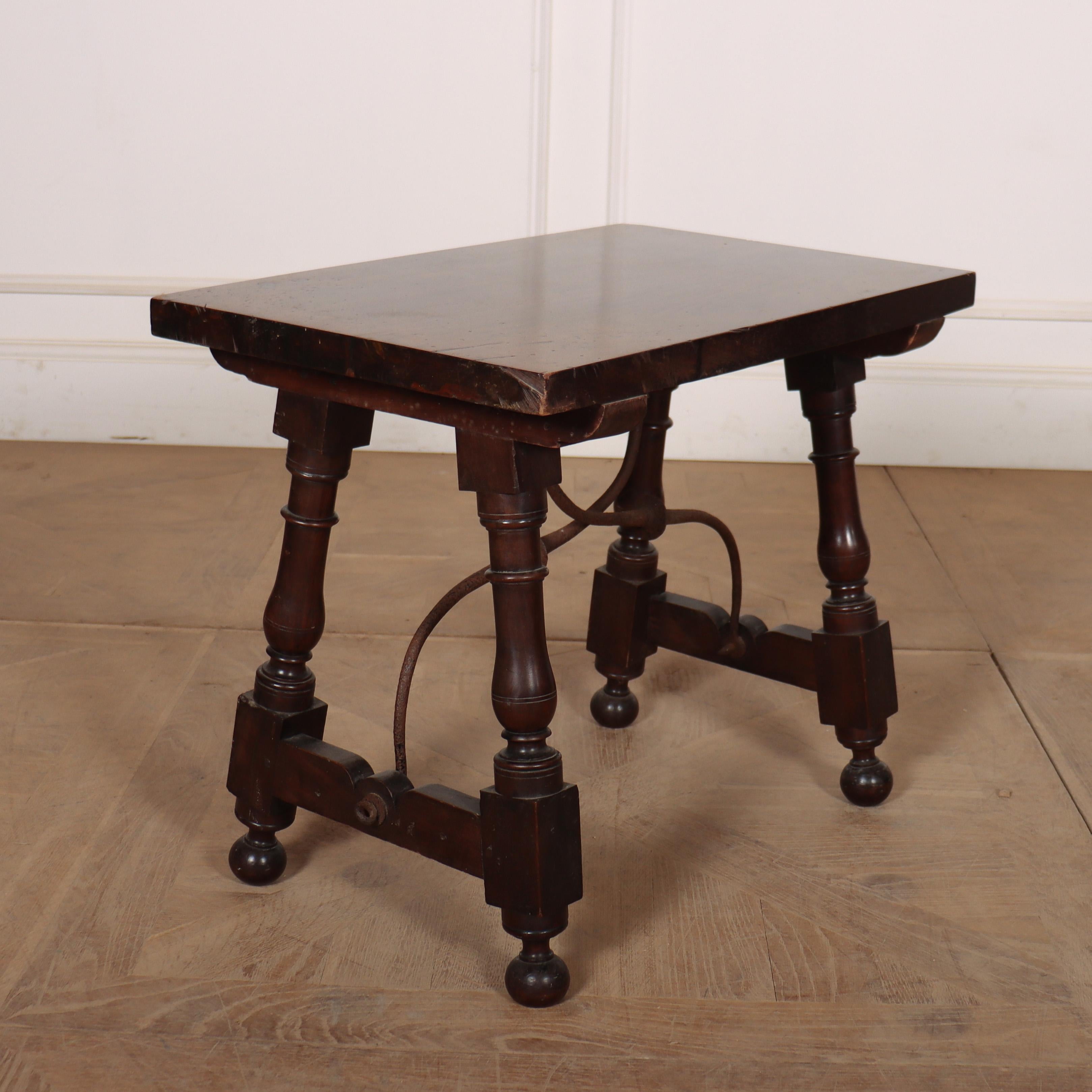 Petite table d'appoint en noyer espagnol avec un châssis en fer façonné. 1920.

Code : 8537

Dimensions :
W: 25