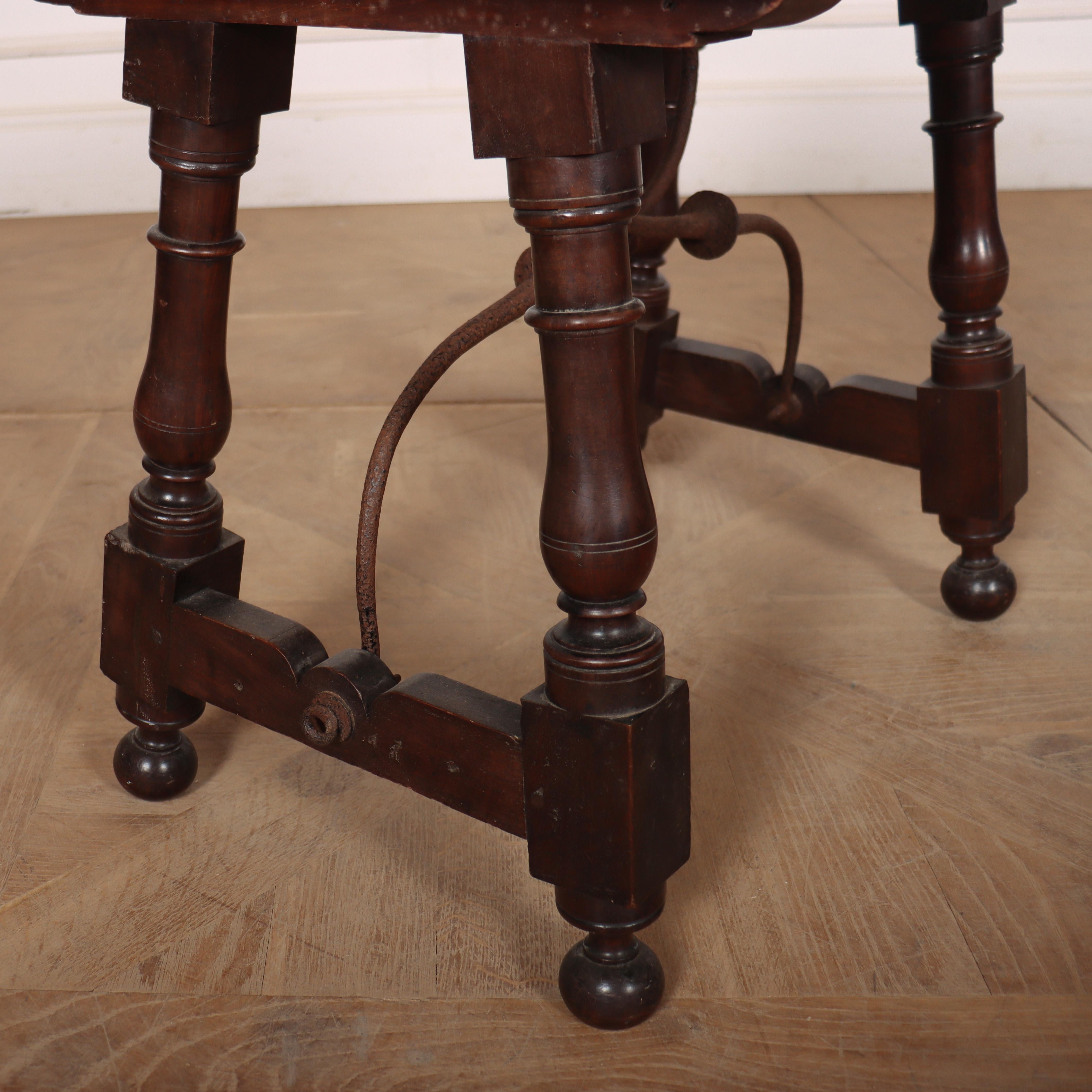 Espagnol Table d'appoint en noyer espagnol en vente